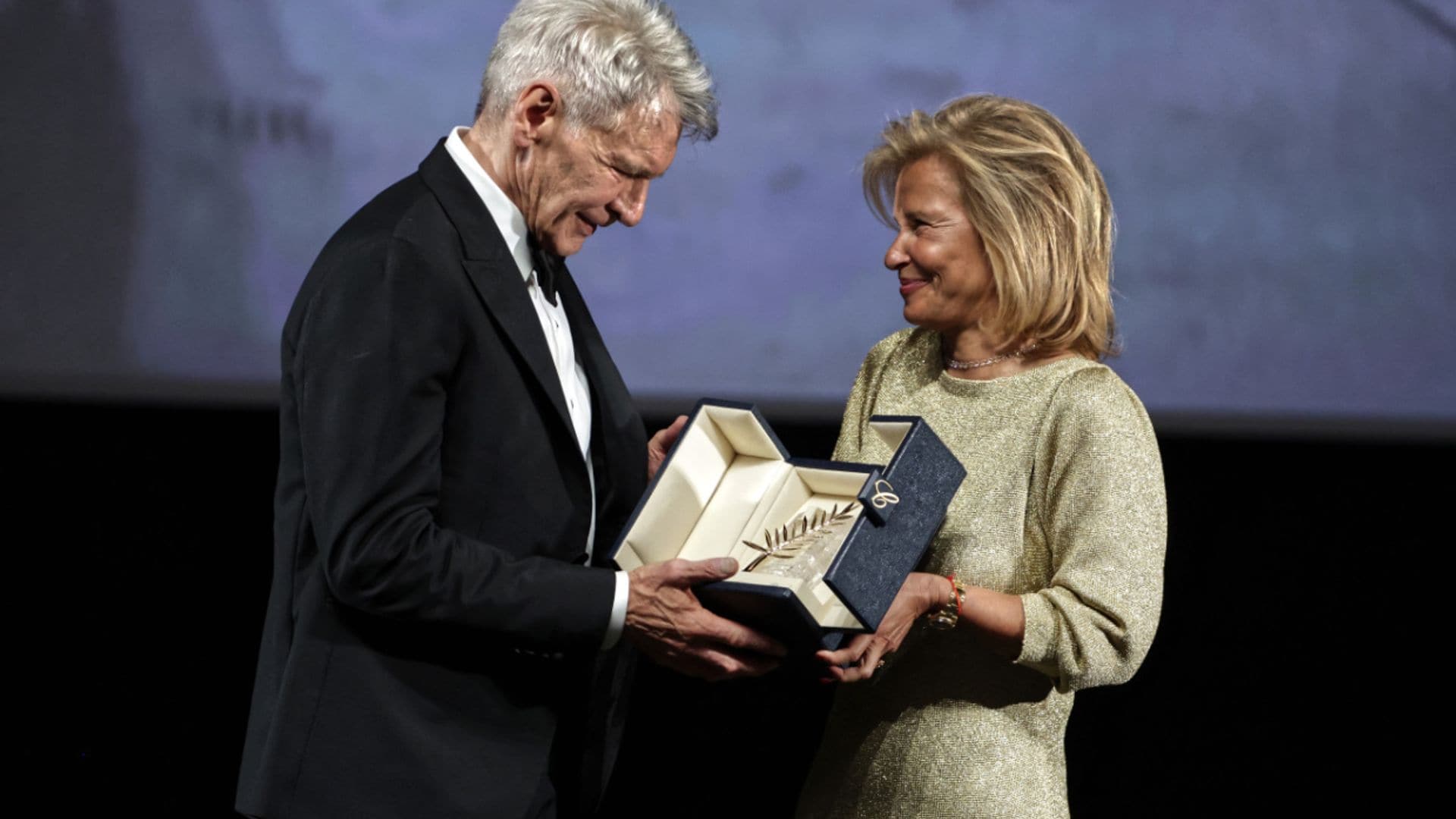 Harrison Ford, acompañado de Calista Flockhart, se emociona al recibir por sorpresa una Palma Honorífica en Cannes