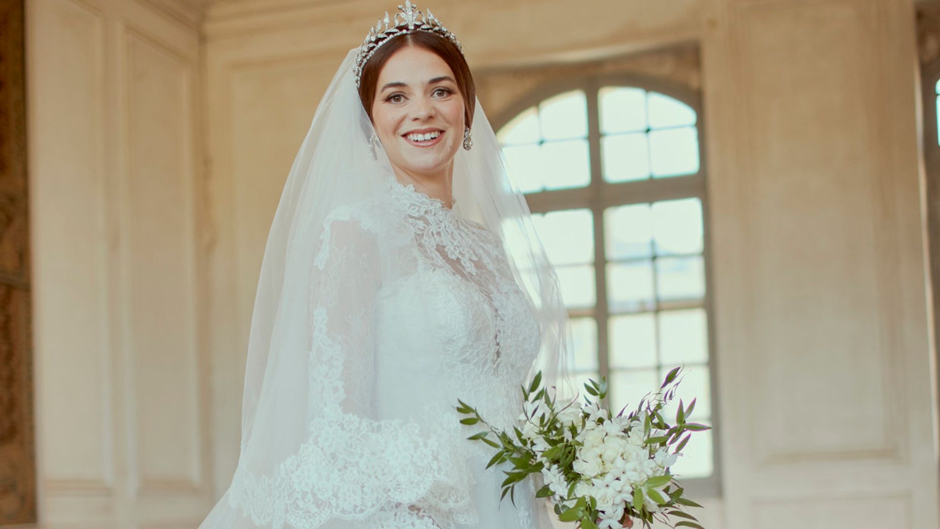 Un diseño español y una decisión solidaria: lo que no sabíamos del vestido de novia de Pélagie de Mac Mahon