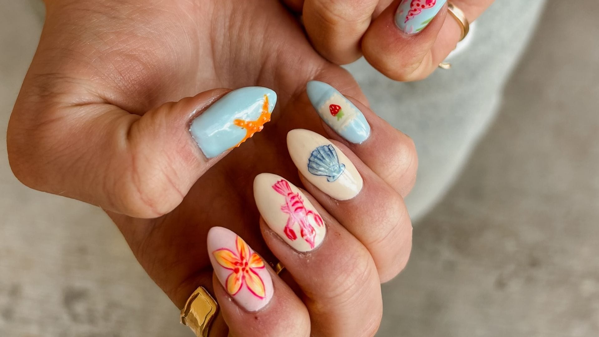 La manicura más inesperada y divertida del verano tiene nombre: 'fisherman core'