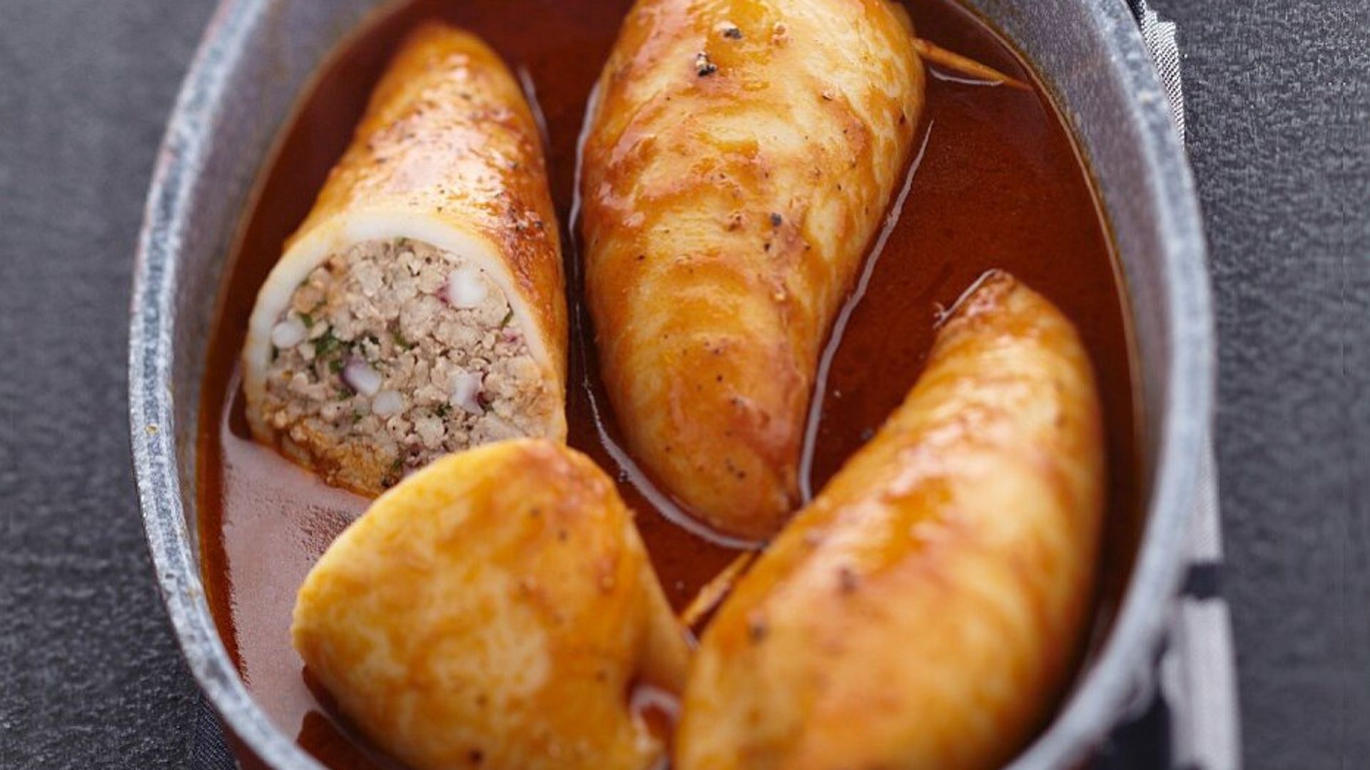 Calamares rellenos de carne en salsa: un plato de los que piden pan