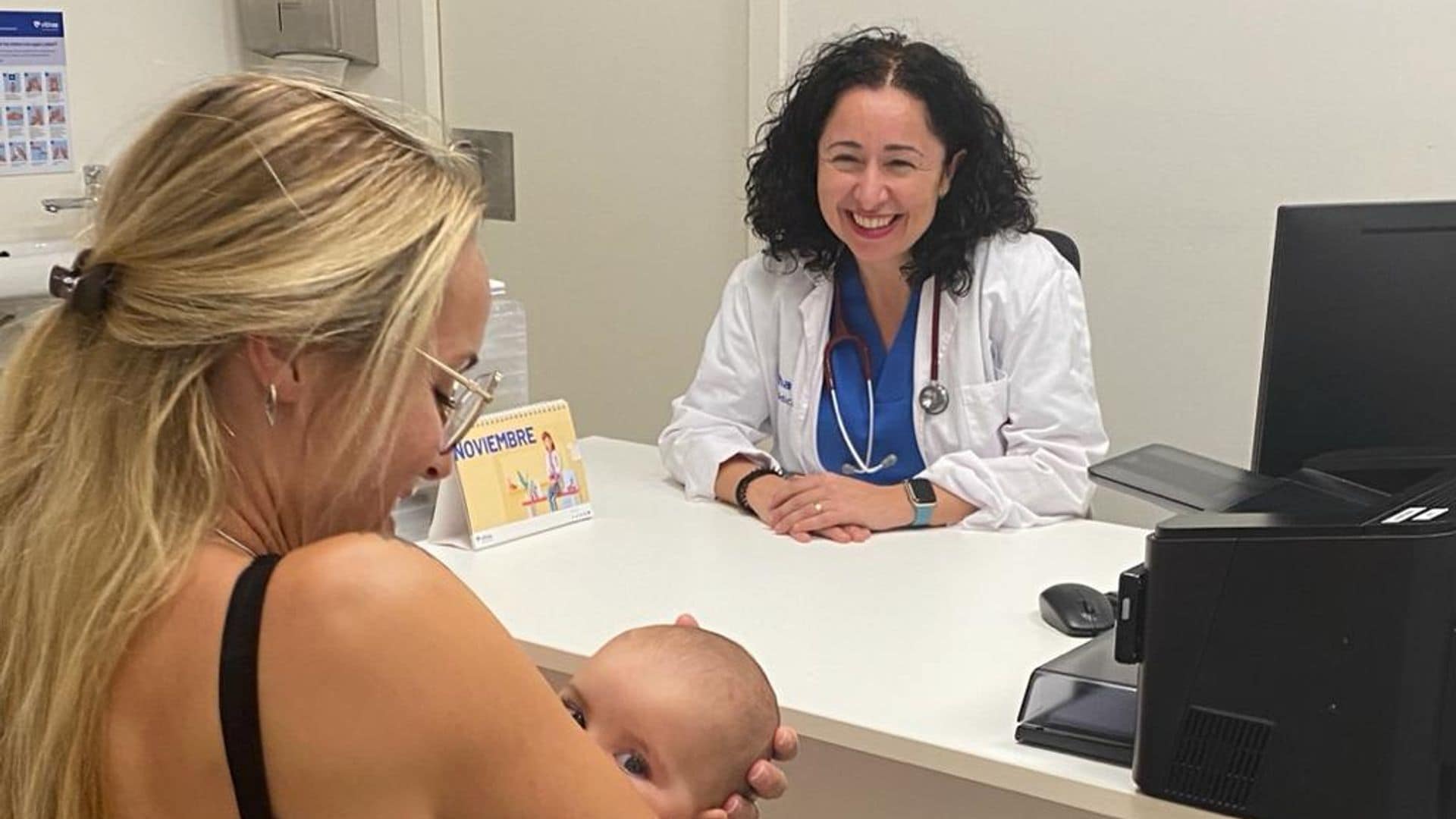 Dra. Rosa Merlos, pediatra, en consulta