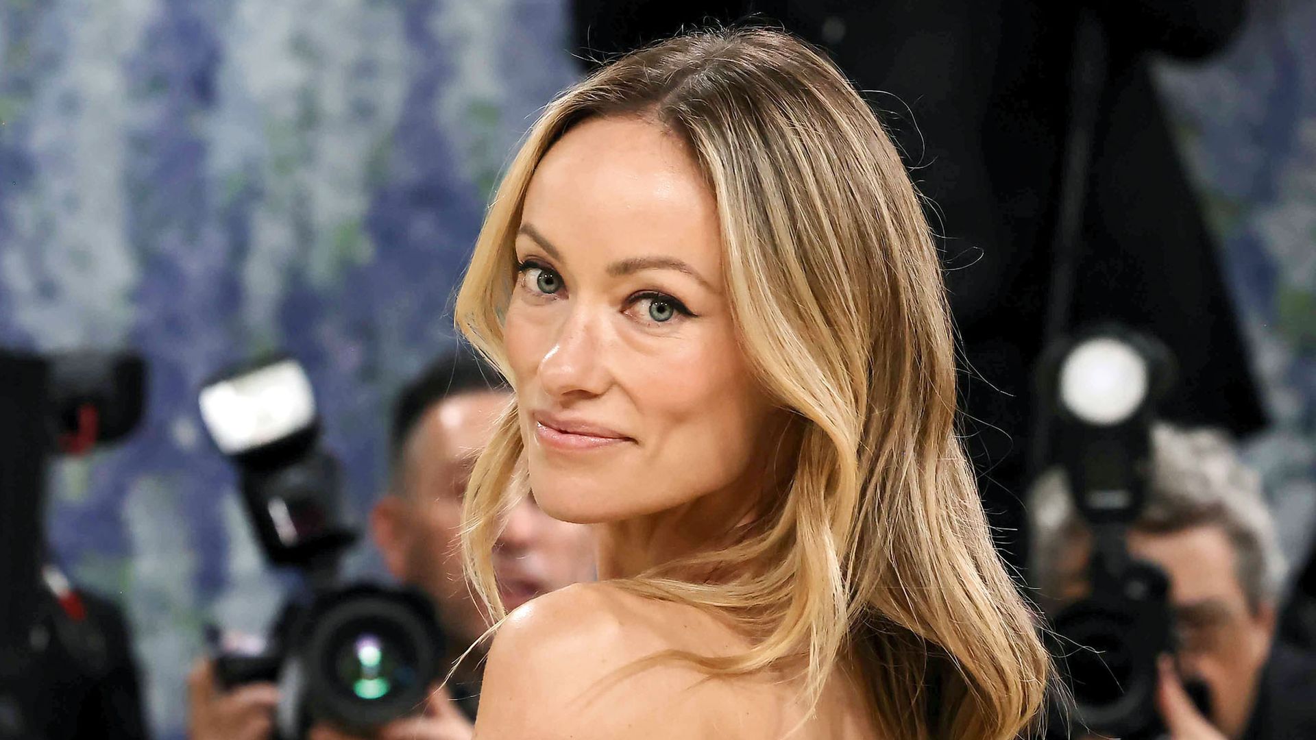La actriz Olivia Wilde, en la última Met Gala, llevó un recogido muy pulido tipo coleta baja minimalista