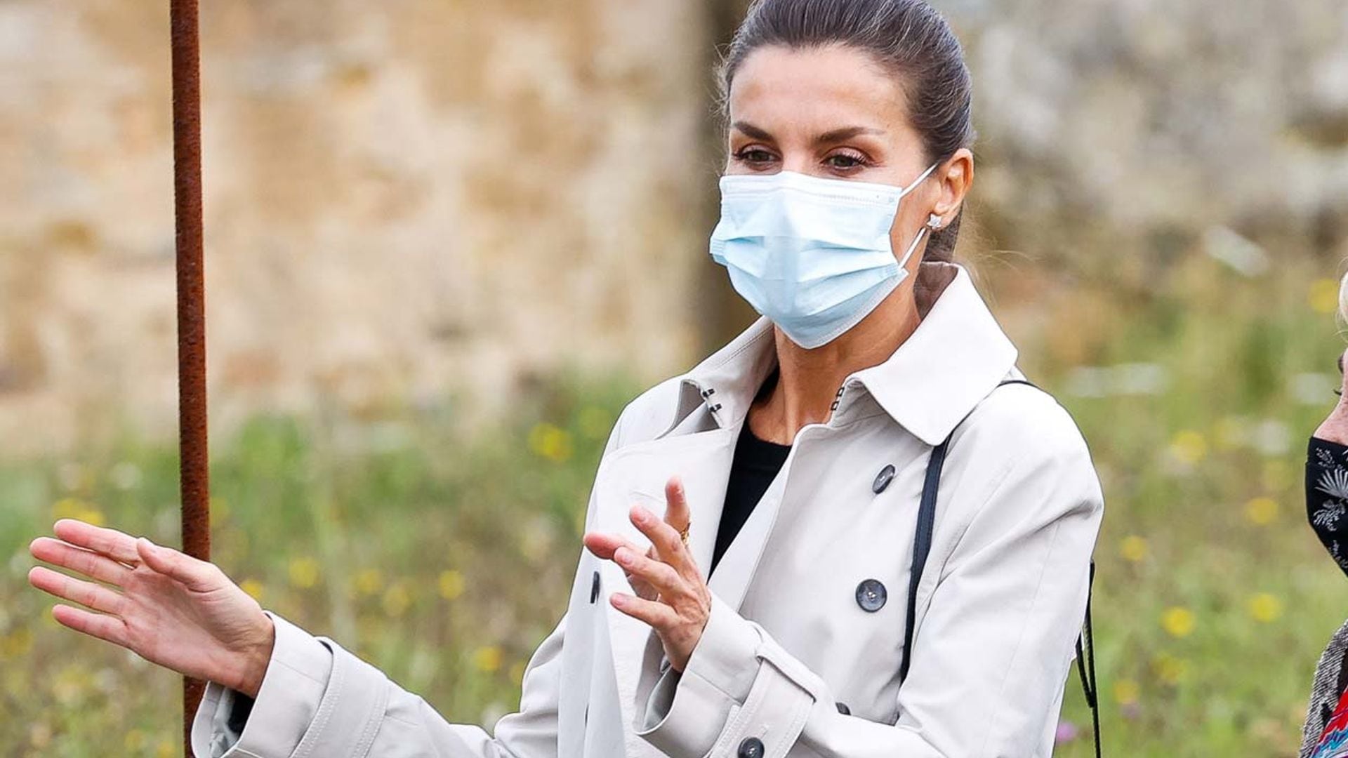 Gabardina y zapatos 'Oxford': Doña Letizia reafirma en Asturias sus básicos infalibles más cómodos