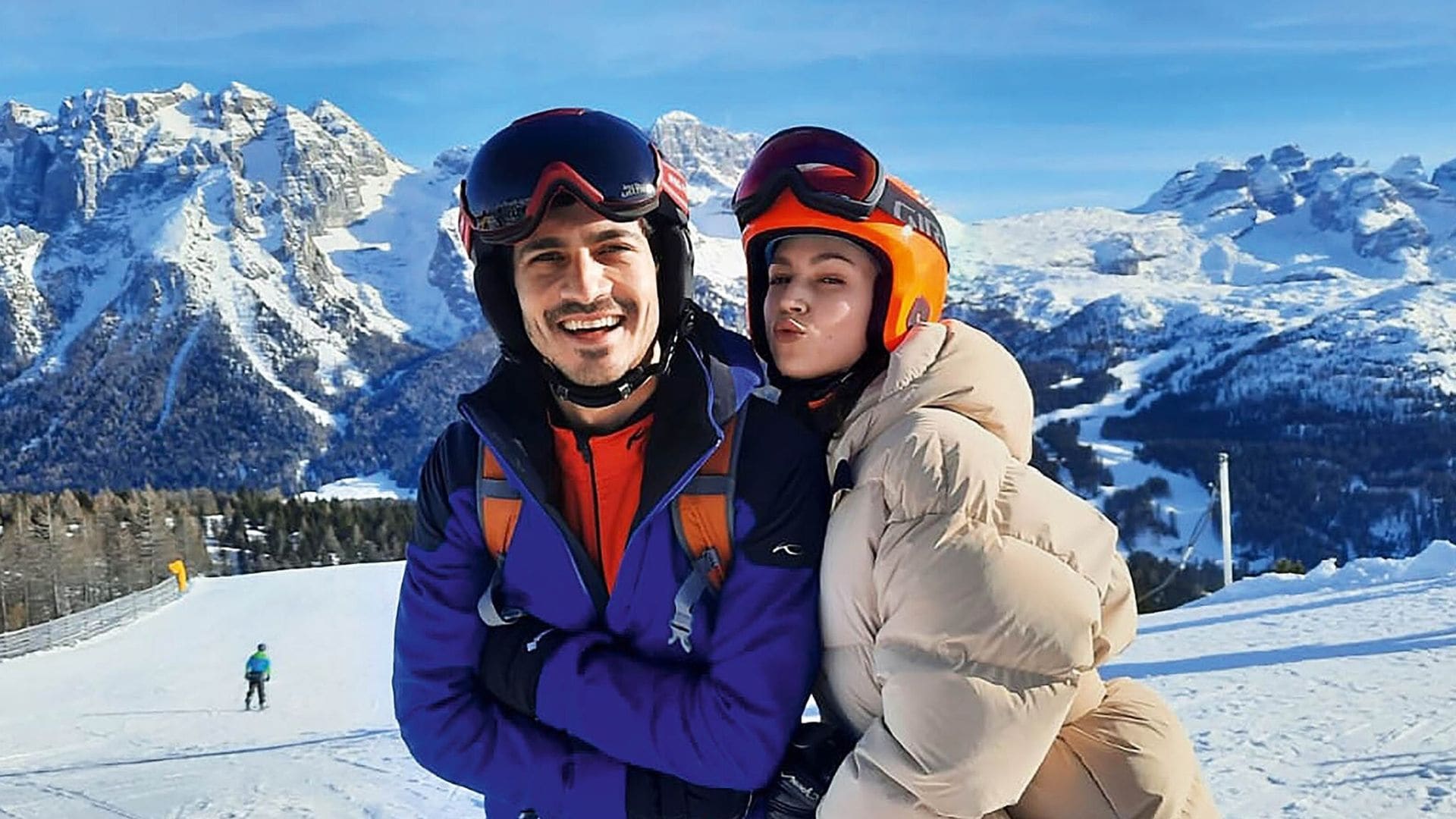 Úrsula Corberó y Chino Darín: blanca Navidad en la cumbre del éxito