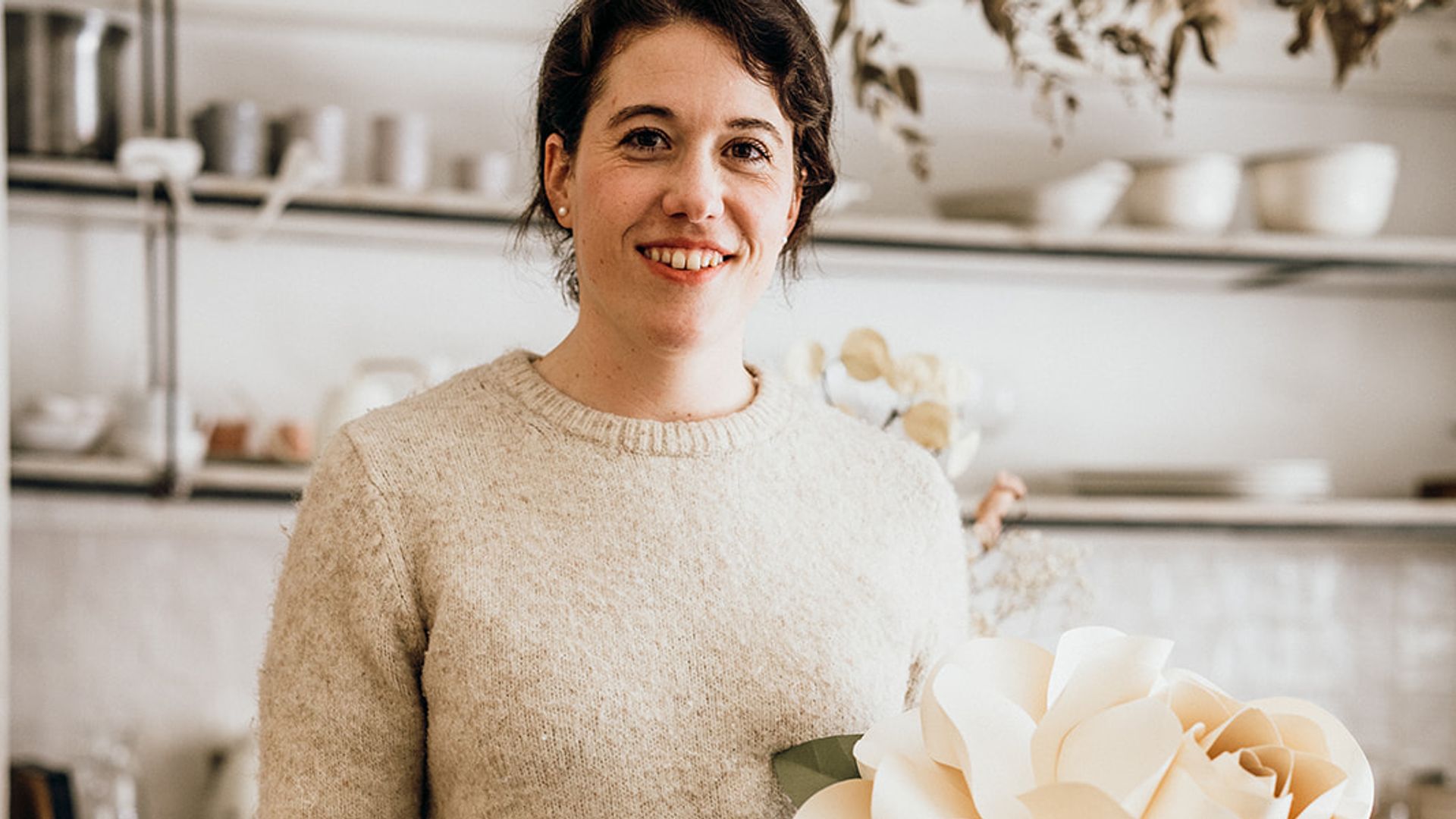 La inspiradora historia de Cristina Velasco Mora, la artesana que dejó la abogacía para conquistarnos con sus obras de papel
