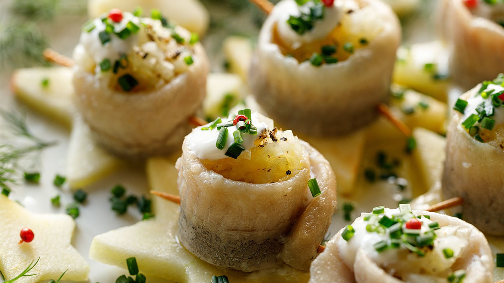 Aperitivo de caballa en vinagre rellena de cebolleta sobre manzana
