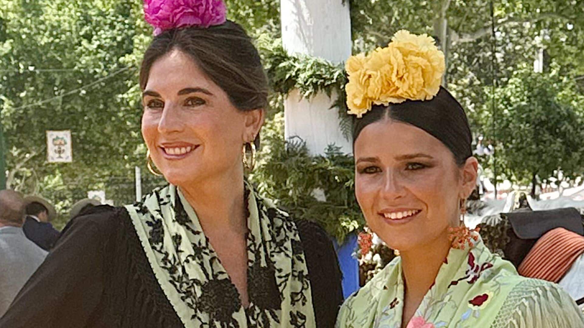 Lourdes Montes, junto a Cayetana Rivera, impacta en la Feria de Abril un mes después de ser madre por tercera vez