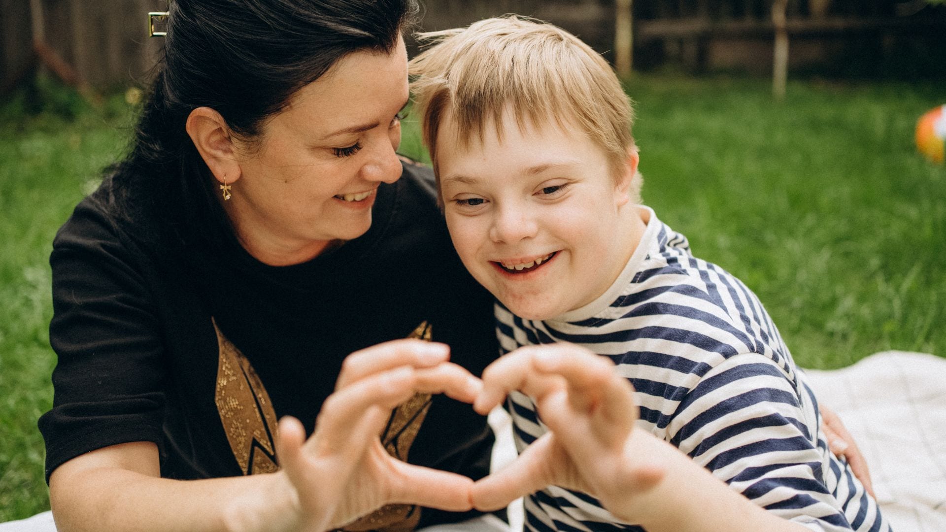 Madre feliz junto a su hijo con síndrome de Down