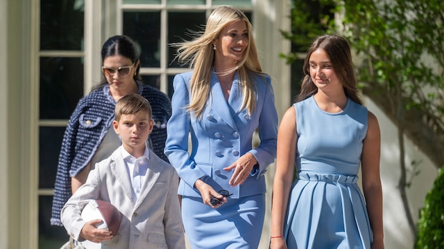 Ivanka Trump y su hija visten de azul para la visita de los Eagles a la Casa Blanca
