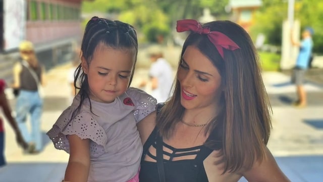 Claudia Álvarez y su hija Kira