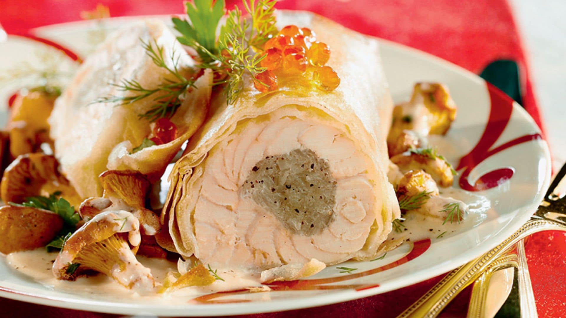 Hojaldre de salmón relleno con salsa de chantarelas
