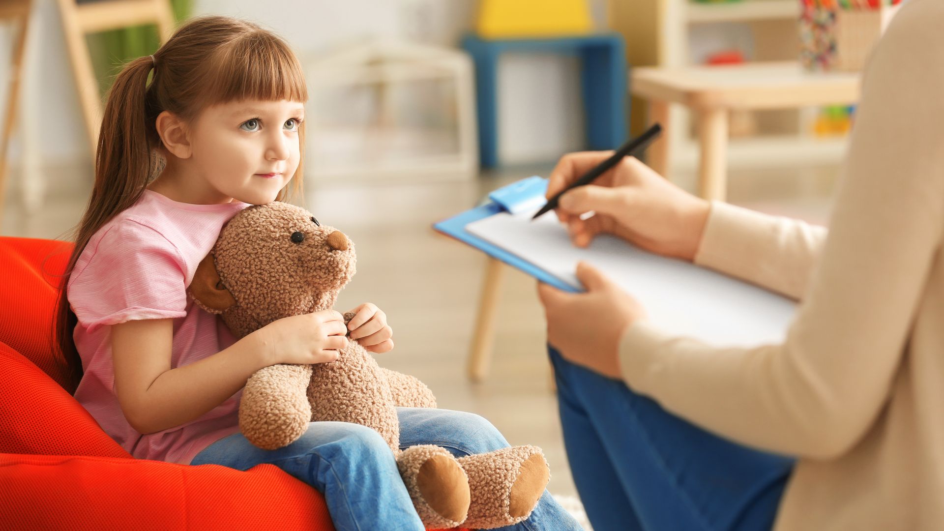 Helena Alvarado, psicóloga: "Usar Playmobil en terapia nos asoma al mundo interior del niño, sin forzarlo ni invadirlo. Hacen visible lo invisible"