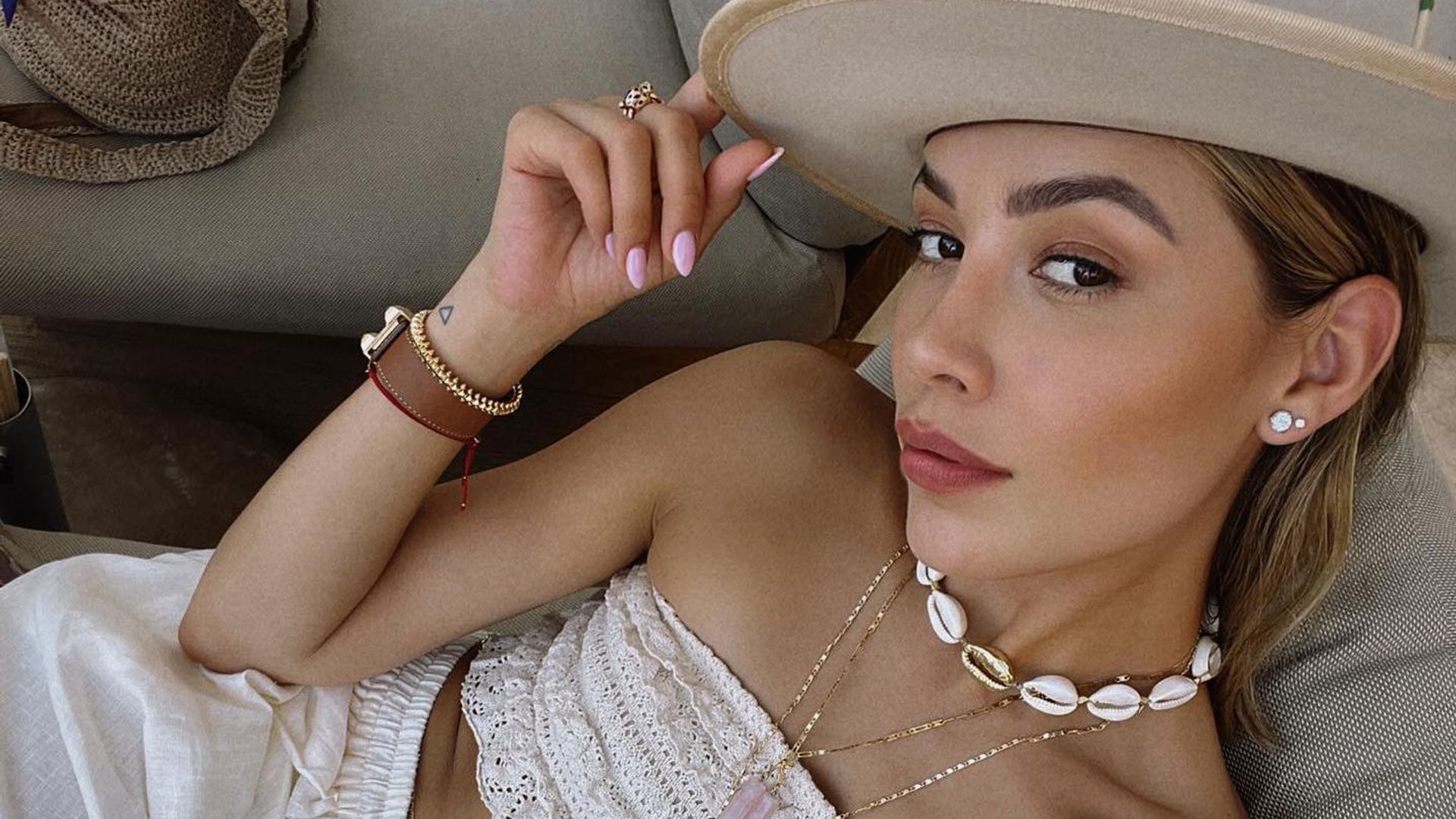 Michelle Salas celebra sus 34 años a la orilla del mar