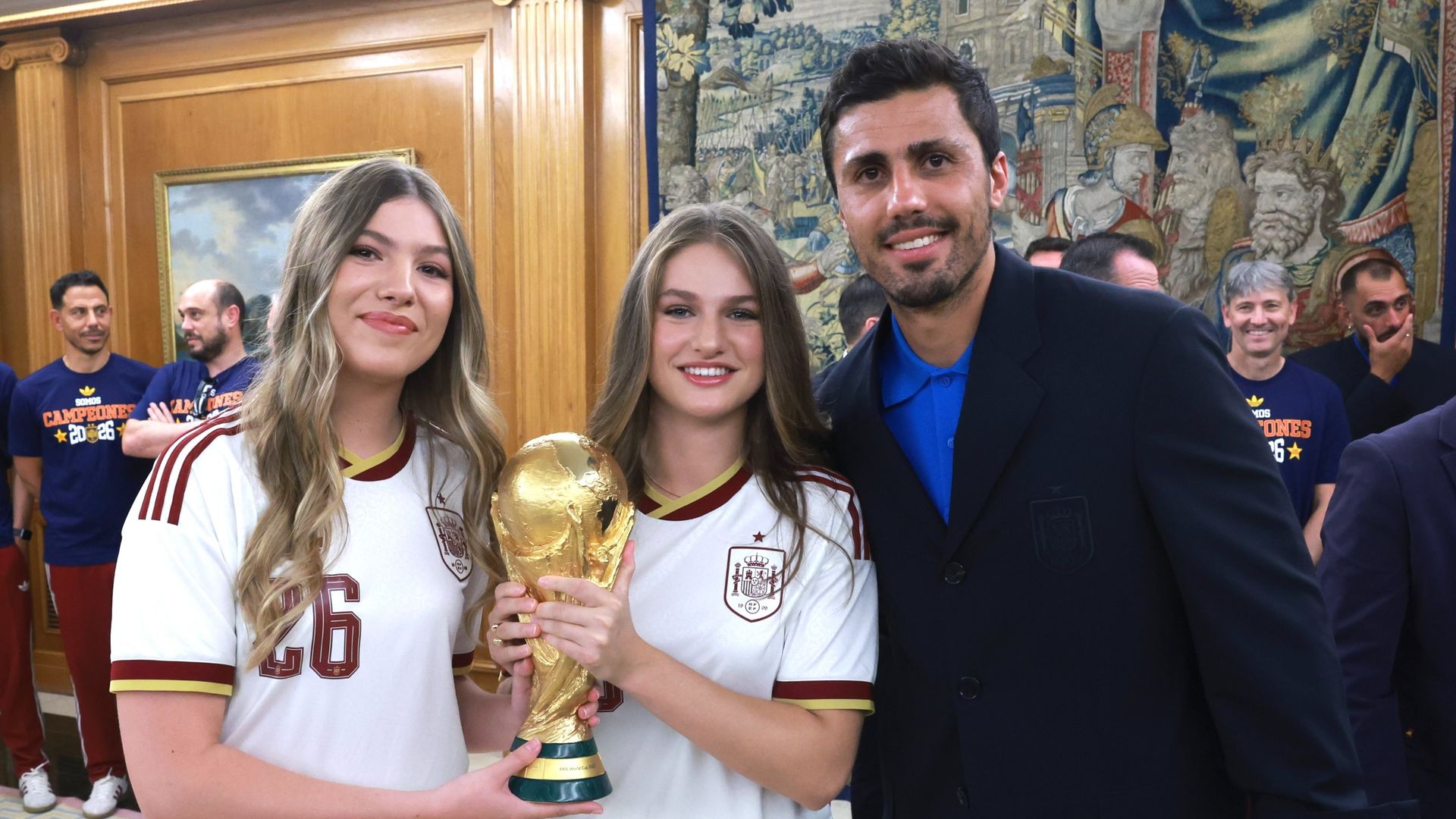 La princesa Leonor y la infanta Sofía, con Rodri, el capitán de la selección española de fútbol