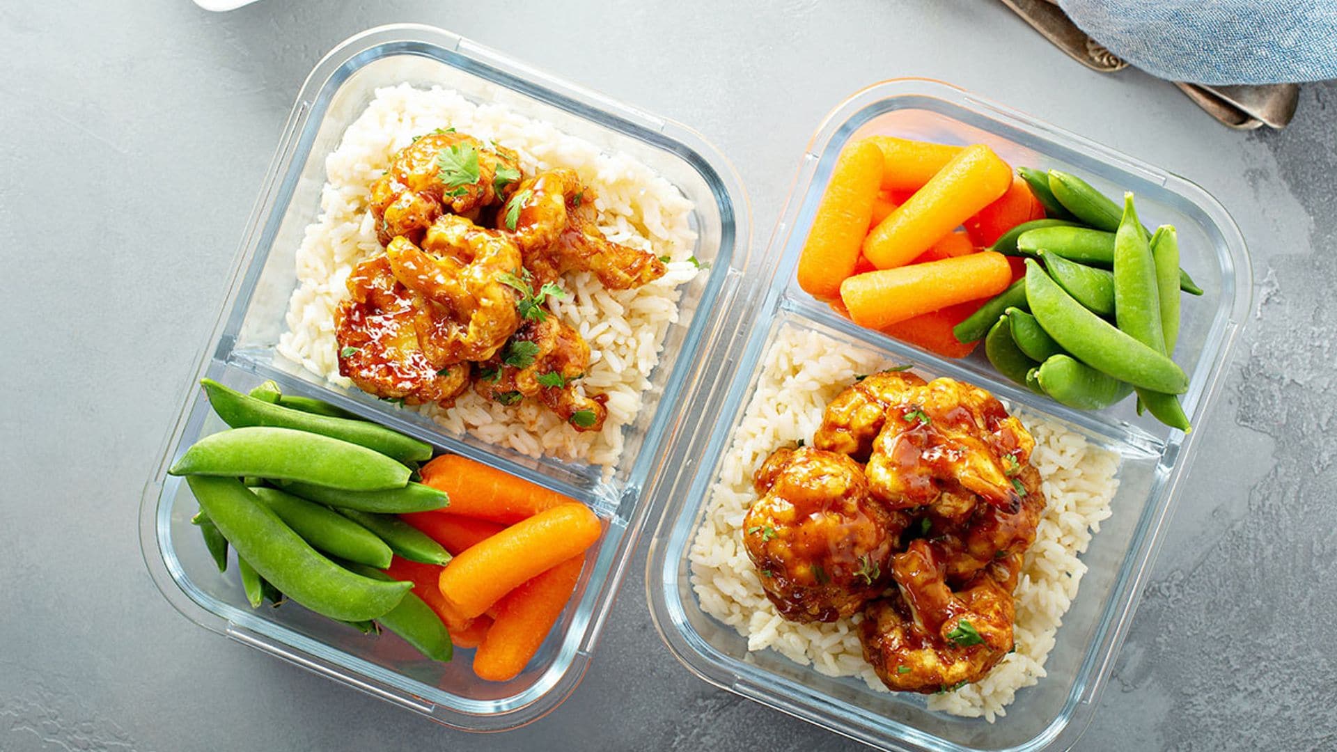 Táper vegano de arroz, coliflor agridulce, edamame y zanahorias baby