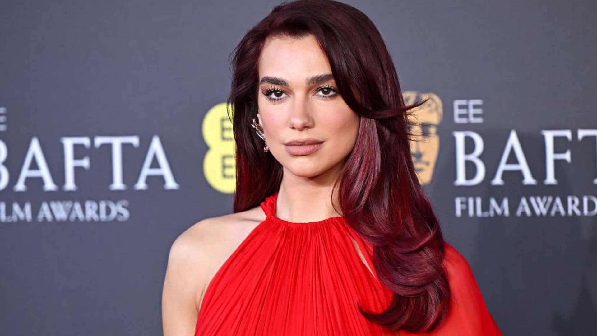 Dua Lipa reemplaza su vestido rojo por uno de encaje para el ‘afterparty’ de los BAFTAs