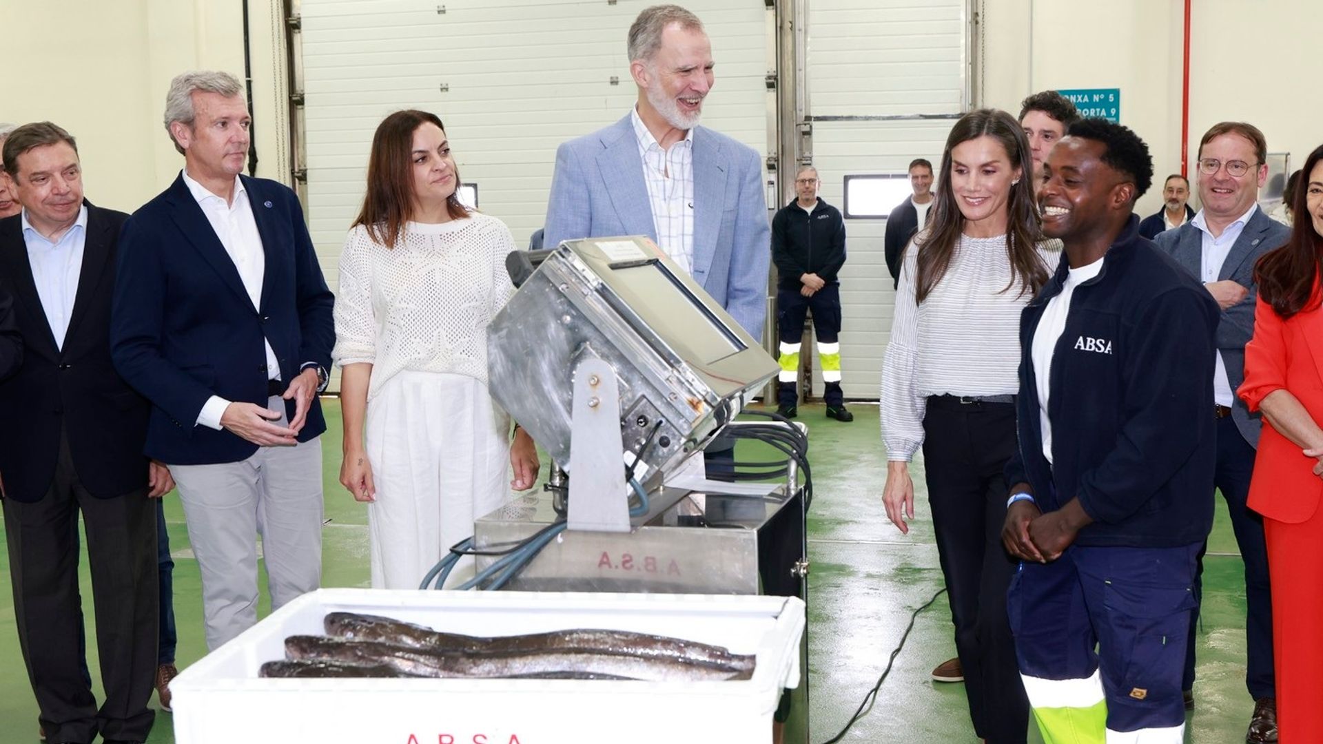El momentazo de los reyes Felipe y Letizia participando en una subasta de pescado en plena lonja de Lugo