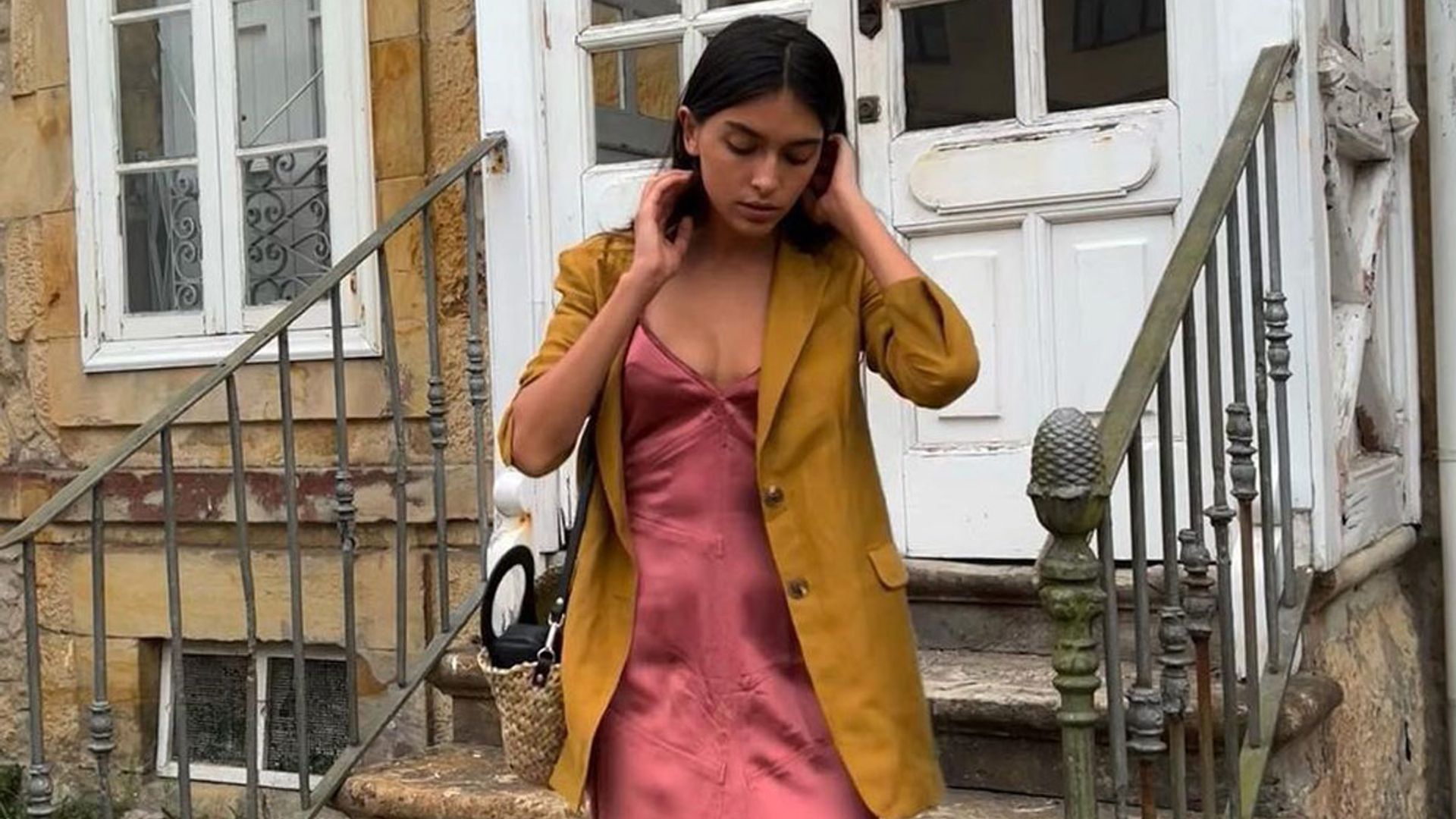 El truco de Lucía Rivera para reciclar un vestido de invitada en su viaje al norte de España