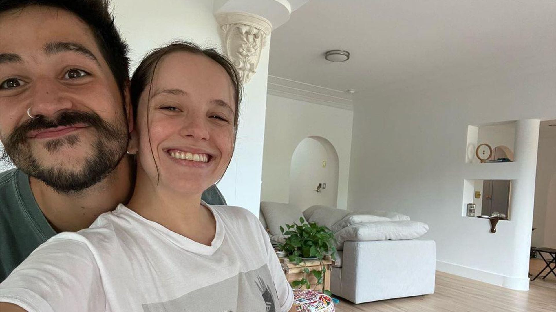 Camilo, a la espera de los resultados de los Grammy en casa y con galletas de Evaluna