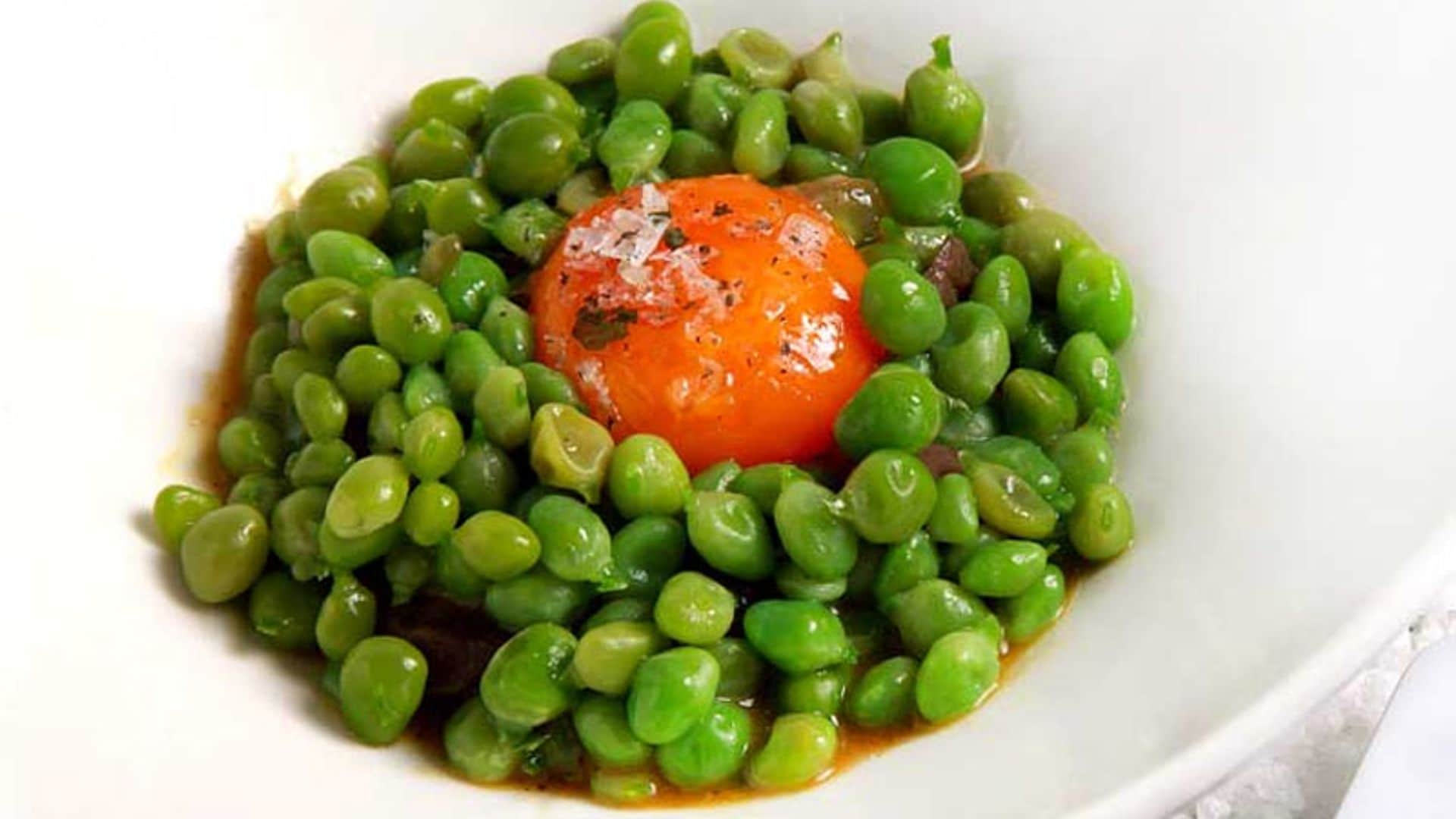 Vegetales y encurtidos sobre sal Maldon de hierbas aromáticas