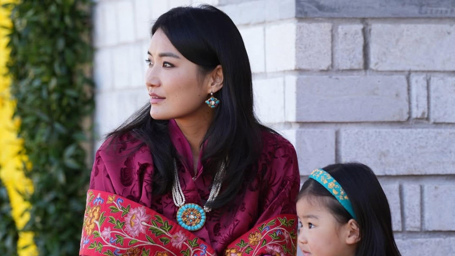 Jetsun Pema, reina de Bután, junto a una de sus hijas en el Día Nacional, 2025.