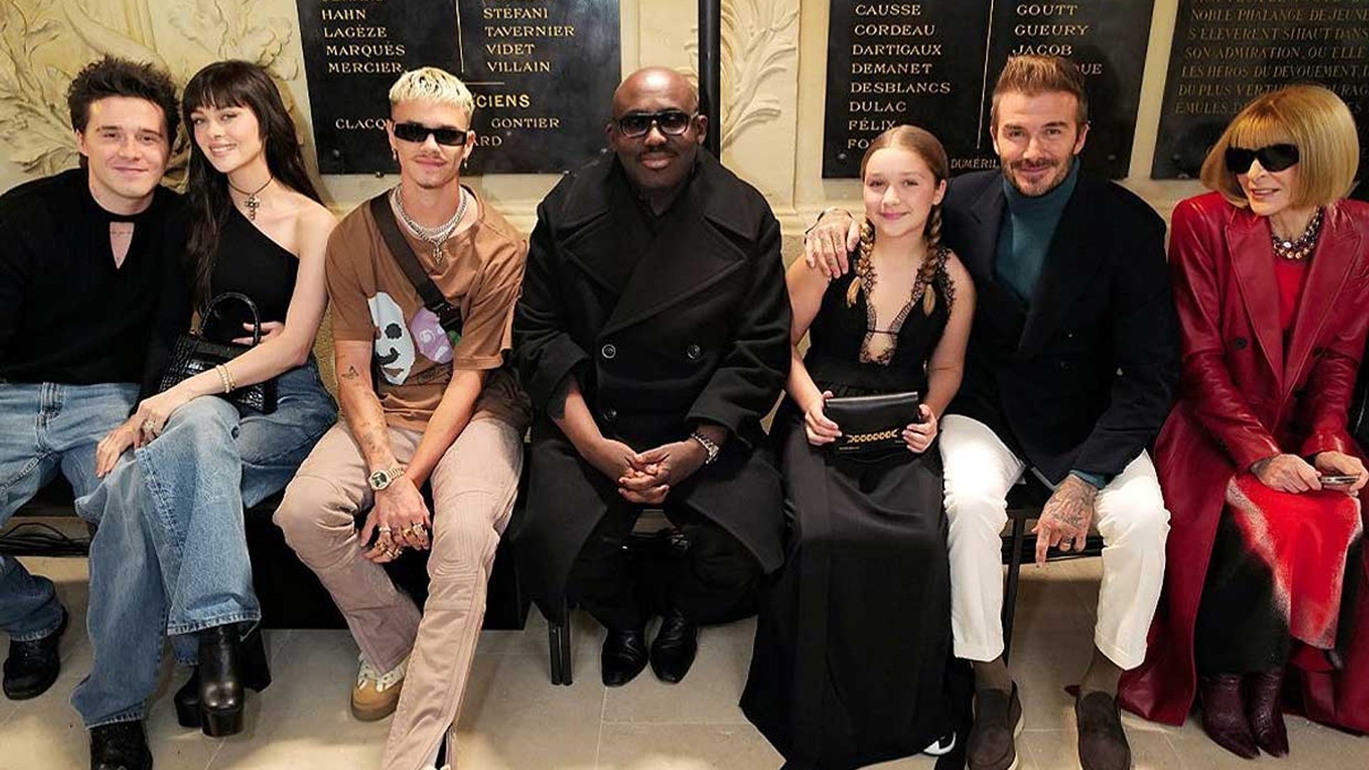 Brooklyn y Nicola se unen al resto de la familia Beckham para apoyar a una emocionada Victoria