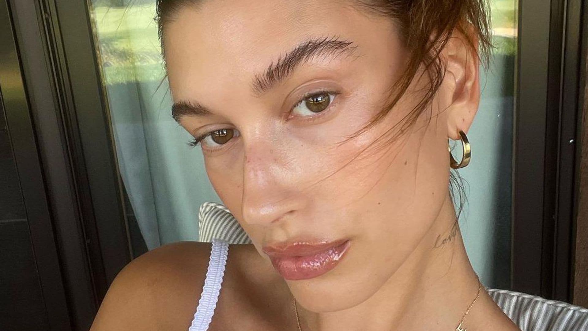 Hailey Bieber se sincera sobre su lucha contra la dermatitis perioral y comparte sus trucos para combatirla