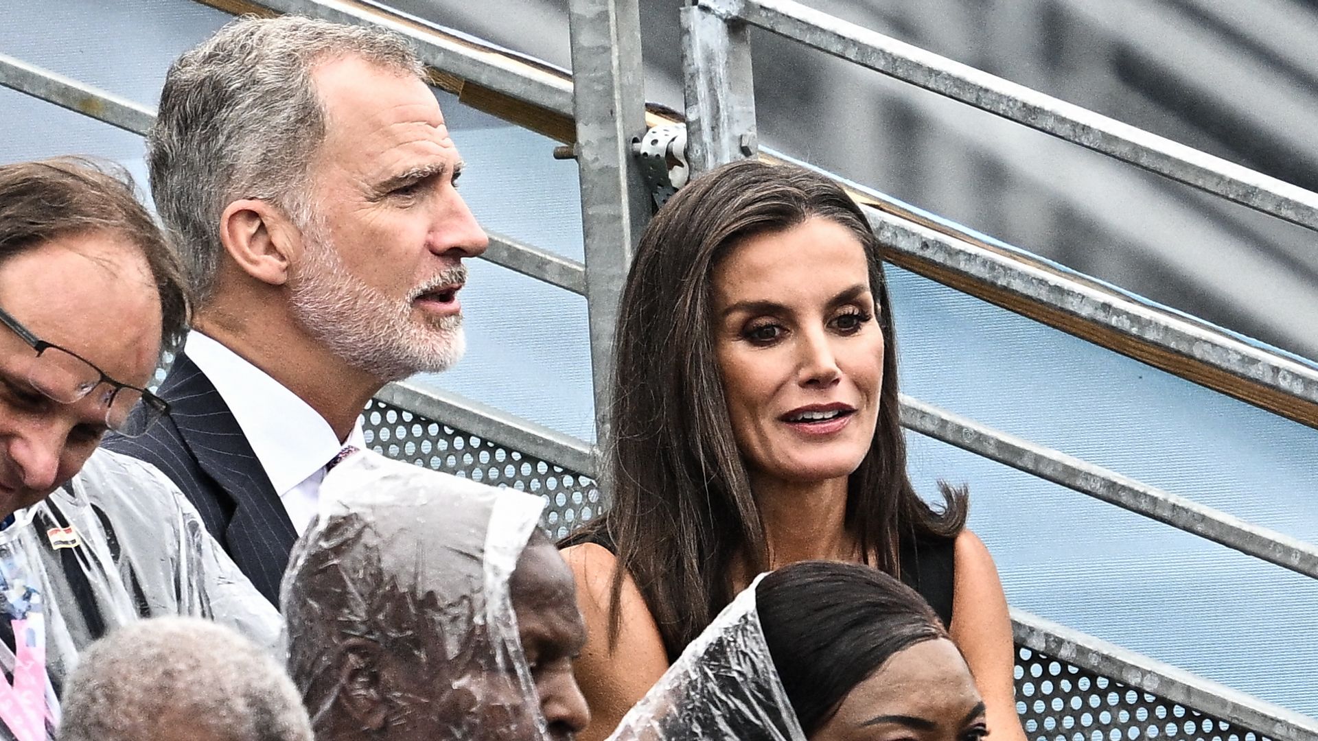 La reina Letizia recupera su impactante vestido de doble escote para un día histórico en París
