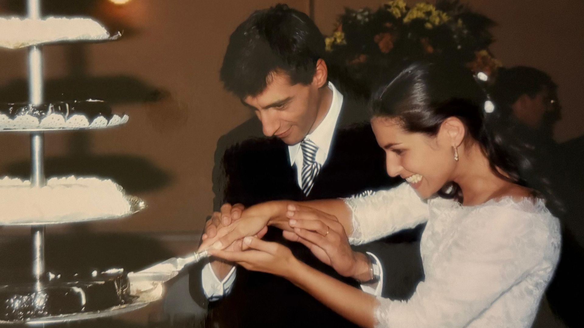 Nuria Roca y Juan del Val el día de su boda, cortando la tarta, el 6 de octubre del 2000