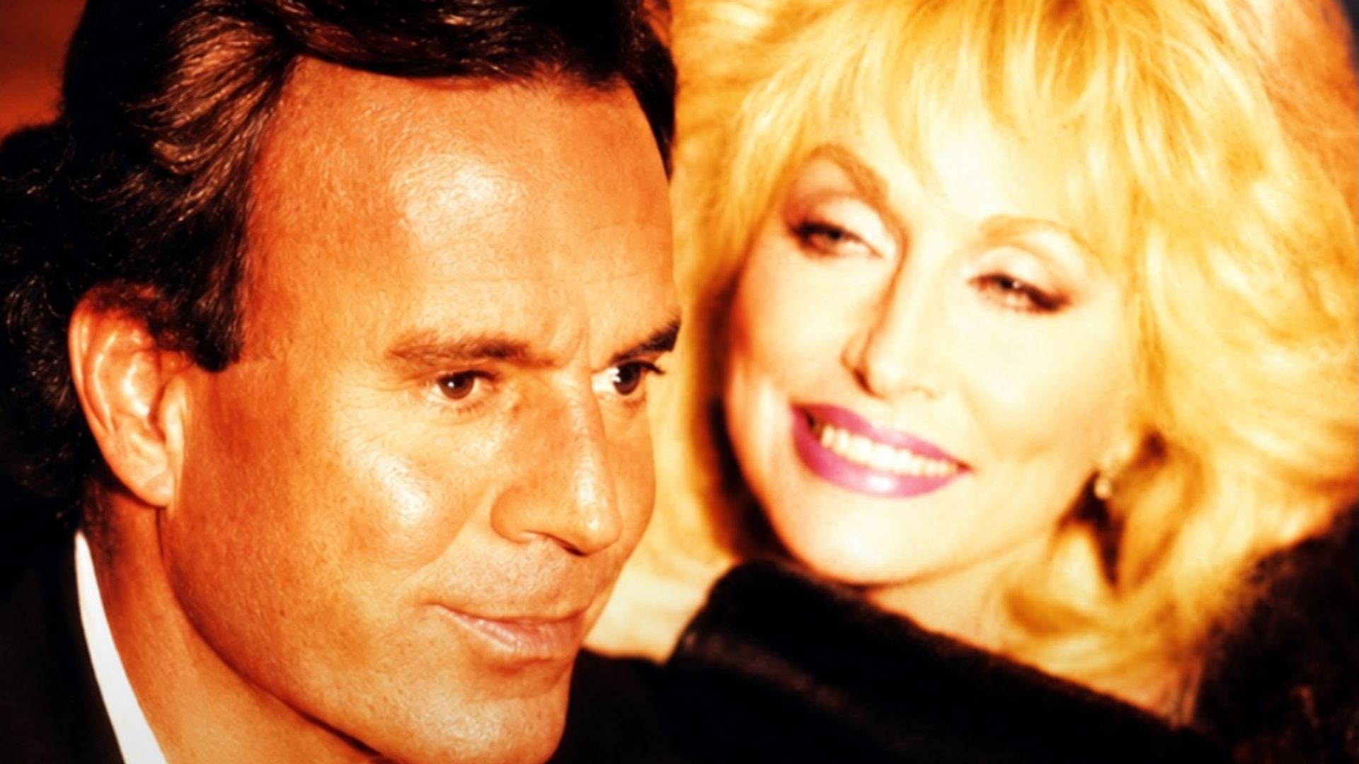 Julio Iglesias y Dolly Parton unieron sus voces en 1994 para interpretar juntos 'When You Tell Me That You Love Me'