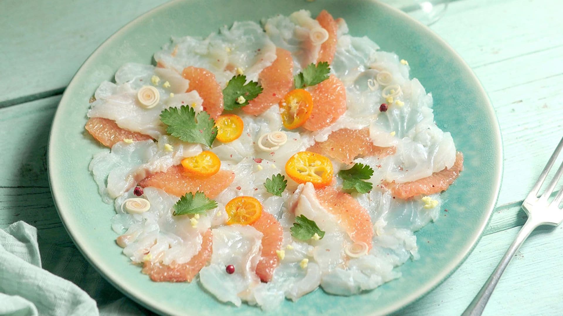 Carpaccio de bacalao, pomelo y kumquat