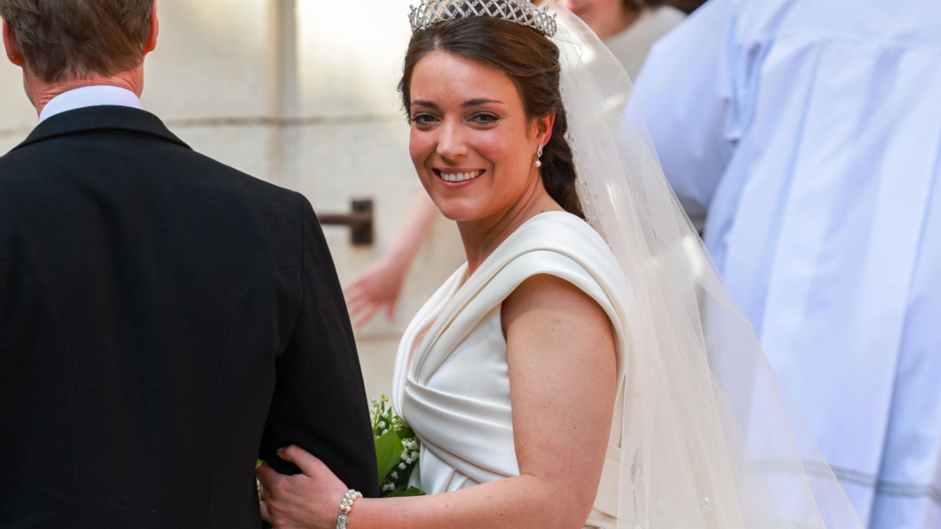 El vestido de novia provenzal de la princesa Alexandra con escote entrelazado, al detalle