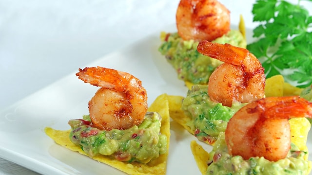 Nachos con guacamole y gambas