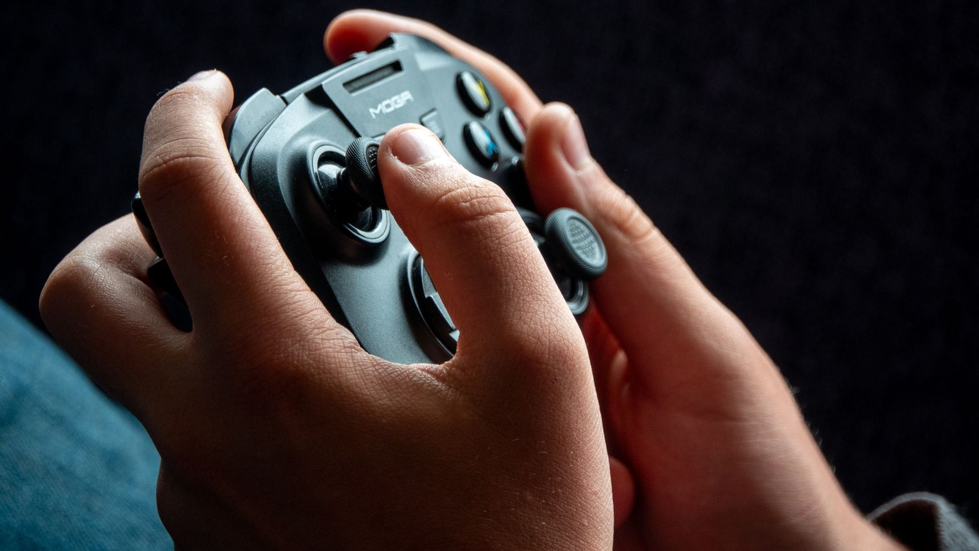 Niño jugando a videojuegos