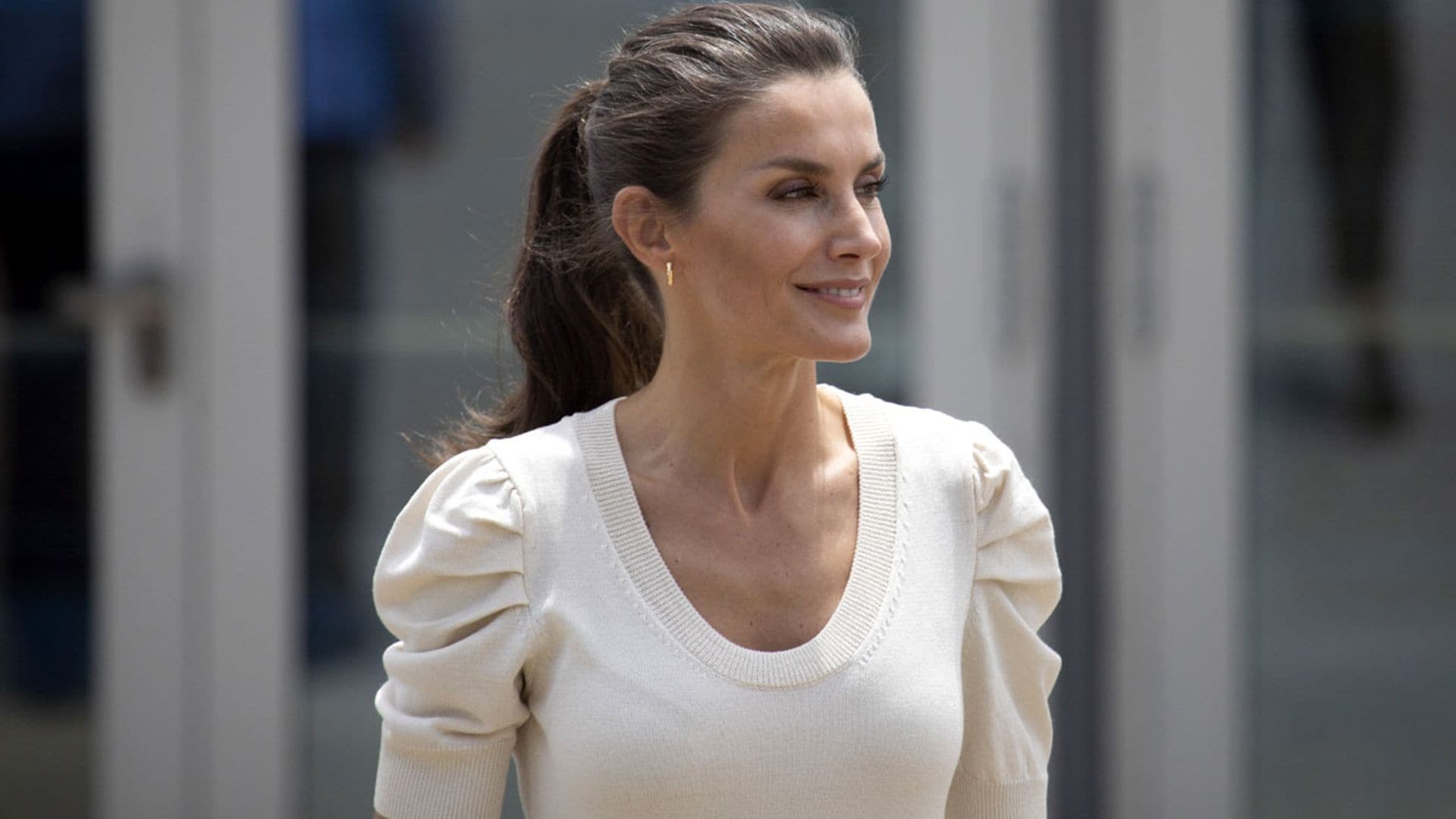 Doña Letizia, la reina que triunfa con pantalones 'wide leg' de tendencia