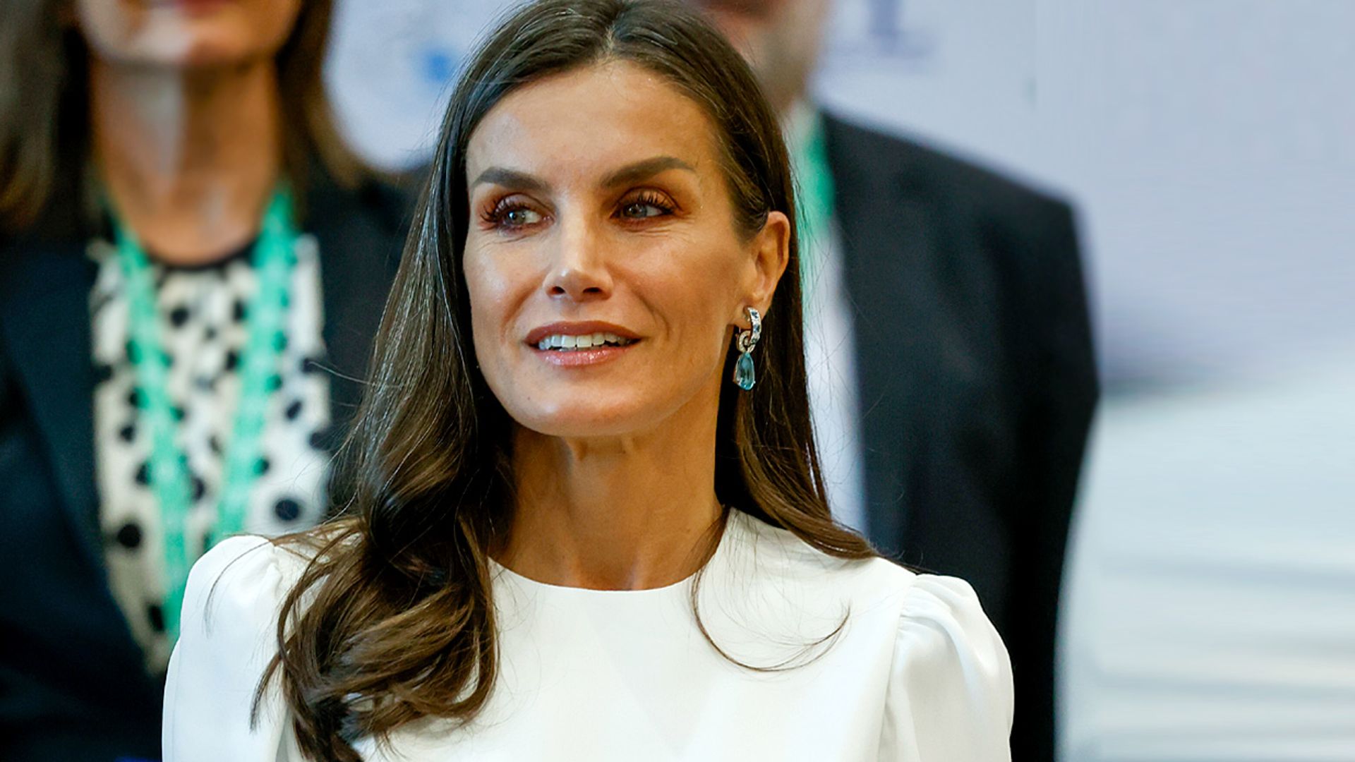 Doña Letizia recupera su conjunto misterioso de top abullonado y falda con aberturas