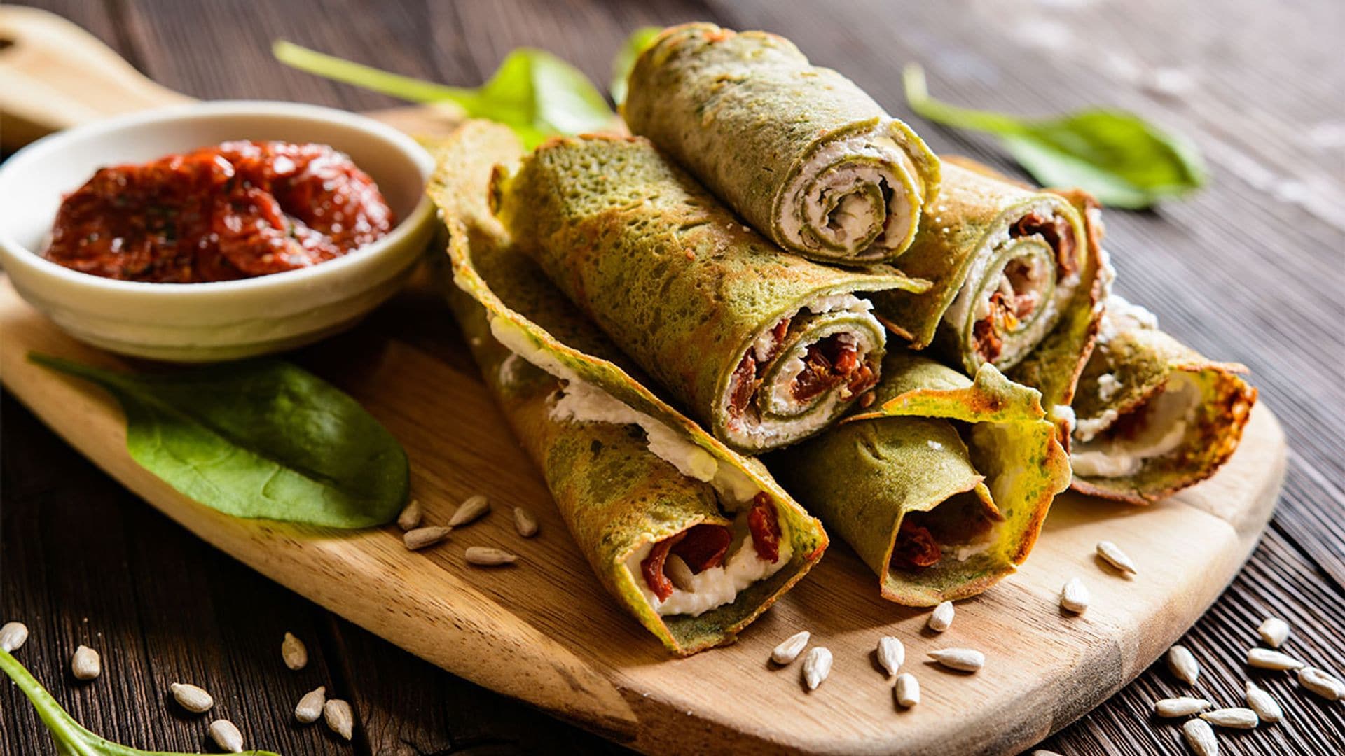 Crepes de espinacas rellenos de queso feta, tomate seco y pipas de girasol