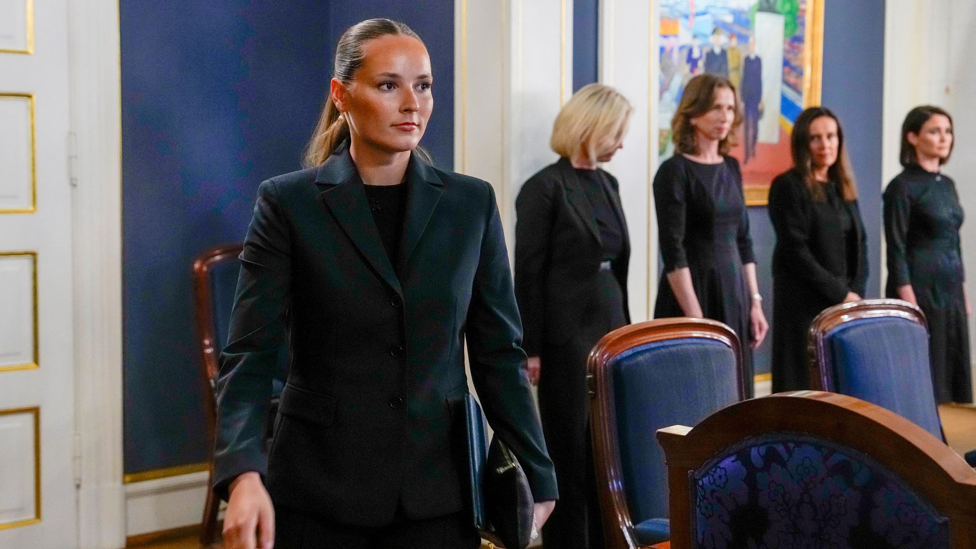La princesa Ingrid, a su llegada a la reunión extraordinaria del Gabinete en el Palacio Real, tras la muerte de su abuelo, el rey Harald