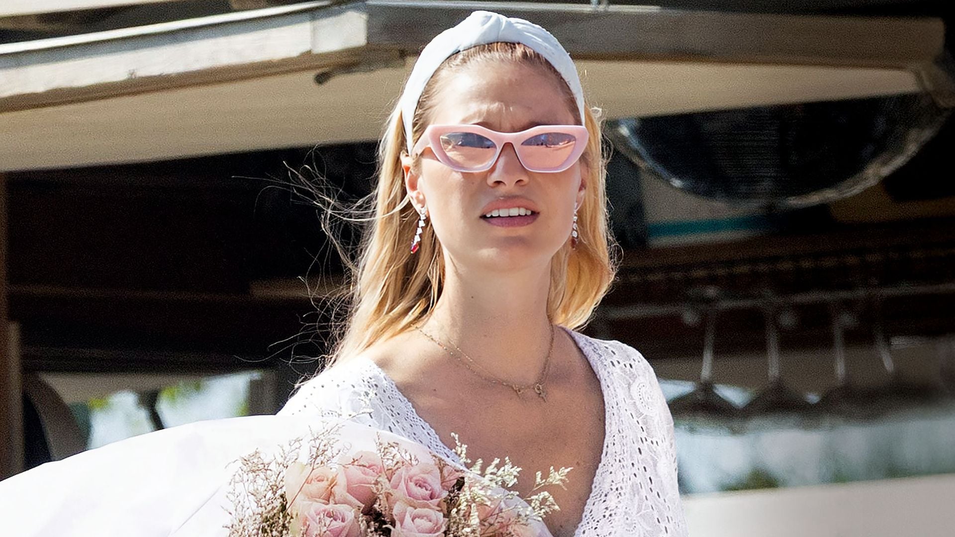 Beatrice Borromeo celebró su 40 cumpleaños en la playa de Pampelonne, en Ramatuelle (Saint-Tropez), Francia, el 18 de agosto, en familia y con amigos. En la imagen, con el ramo de rosas que le regaló su marido