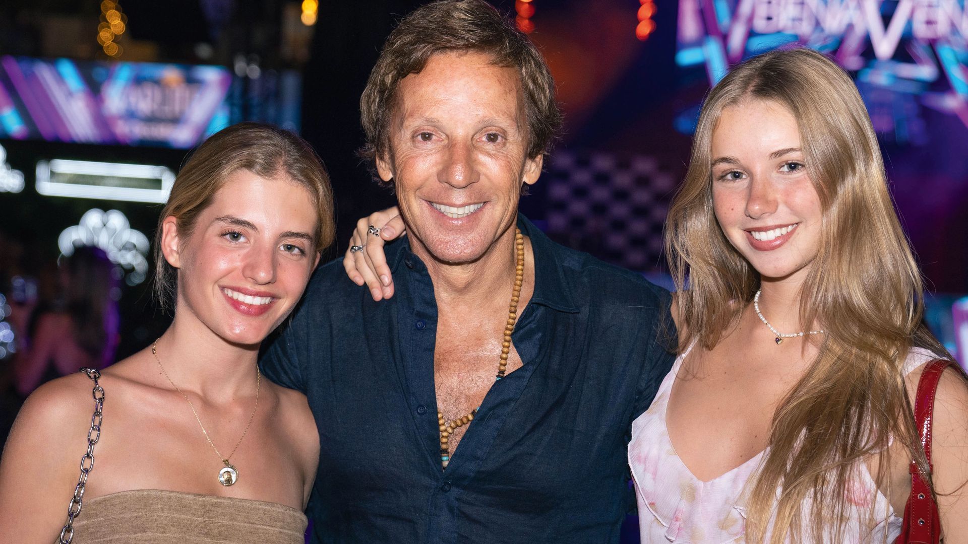 Alejandro Gravier con su hija Taína y una amiga de esta, Carla Agag