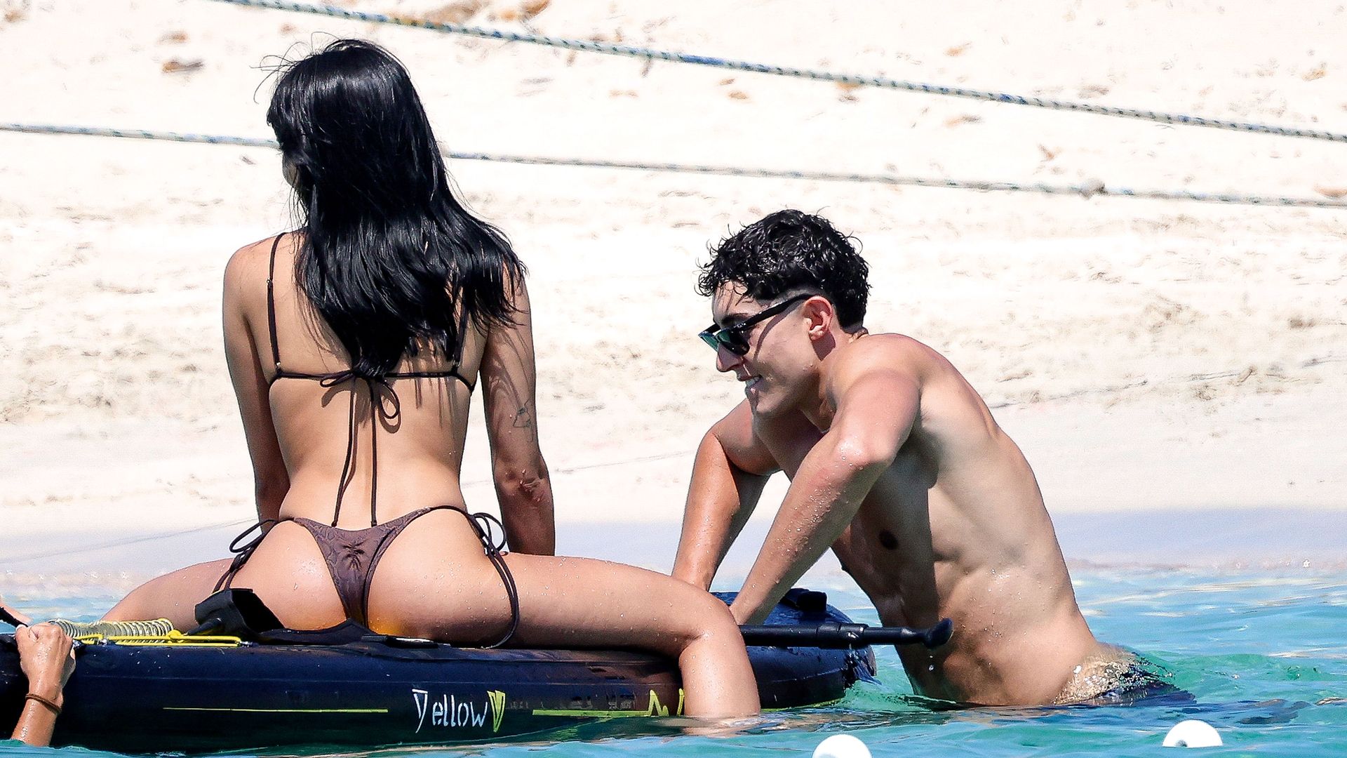 Aitana y Plex hablando en la playa
