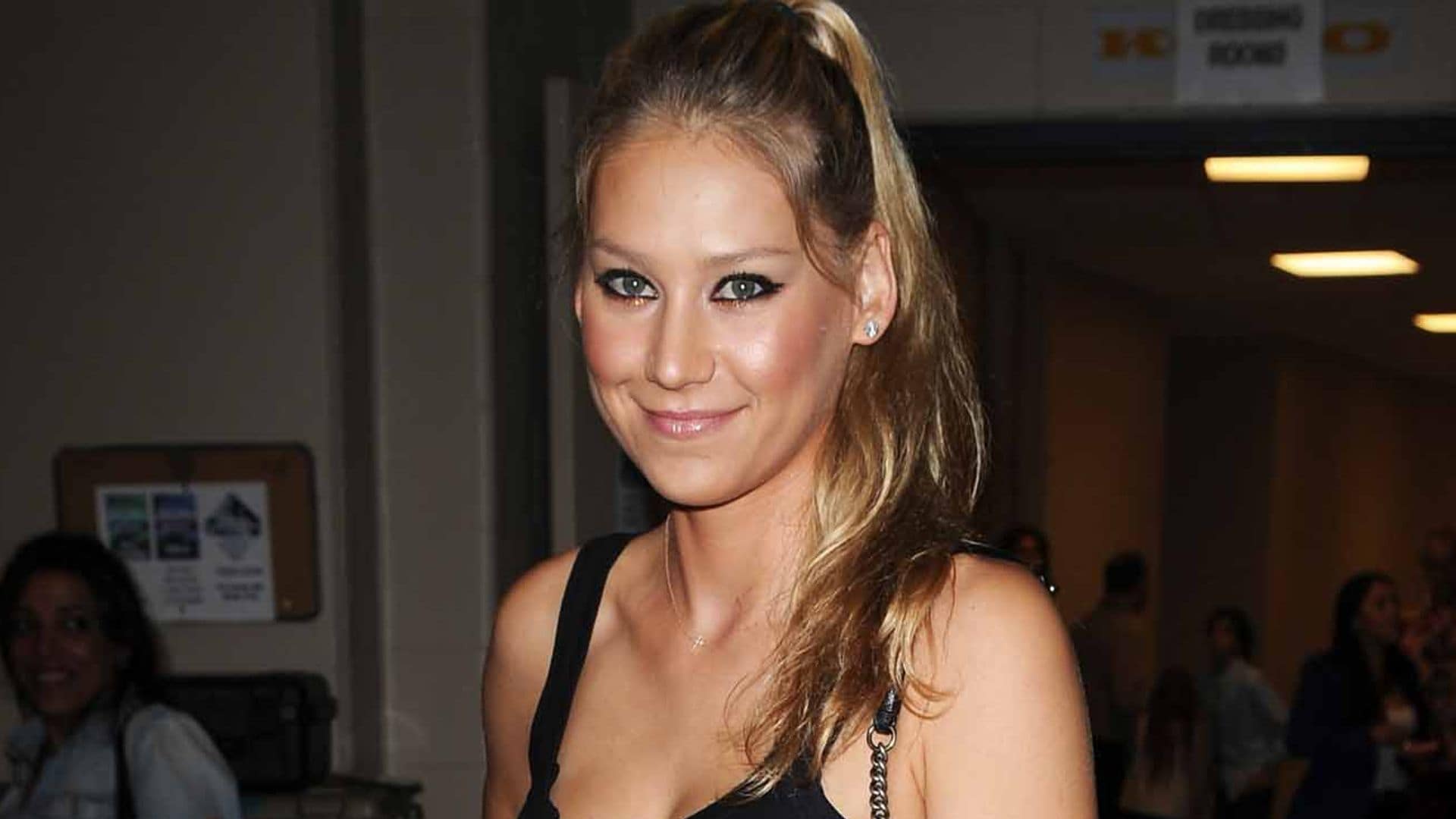 Anna Kournikova, de compras con su hijo, recurre a un viejo truco en medio de su embarazo
