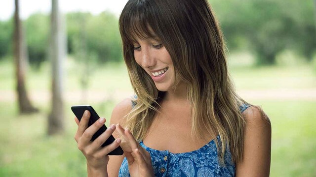 chica smartphone