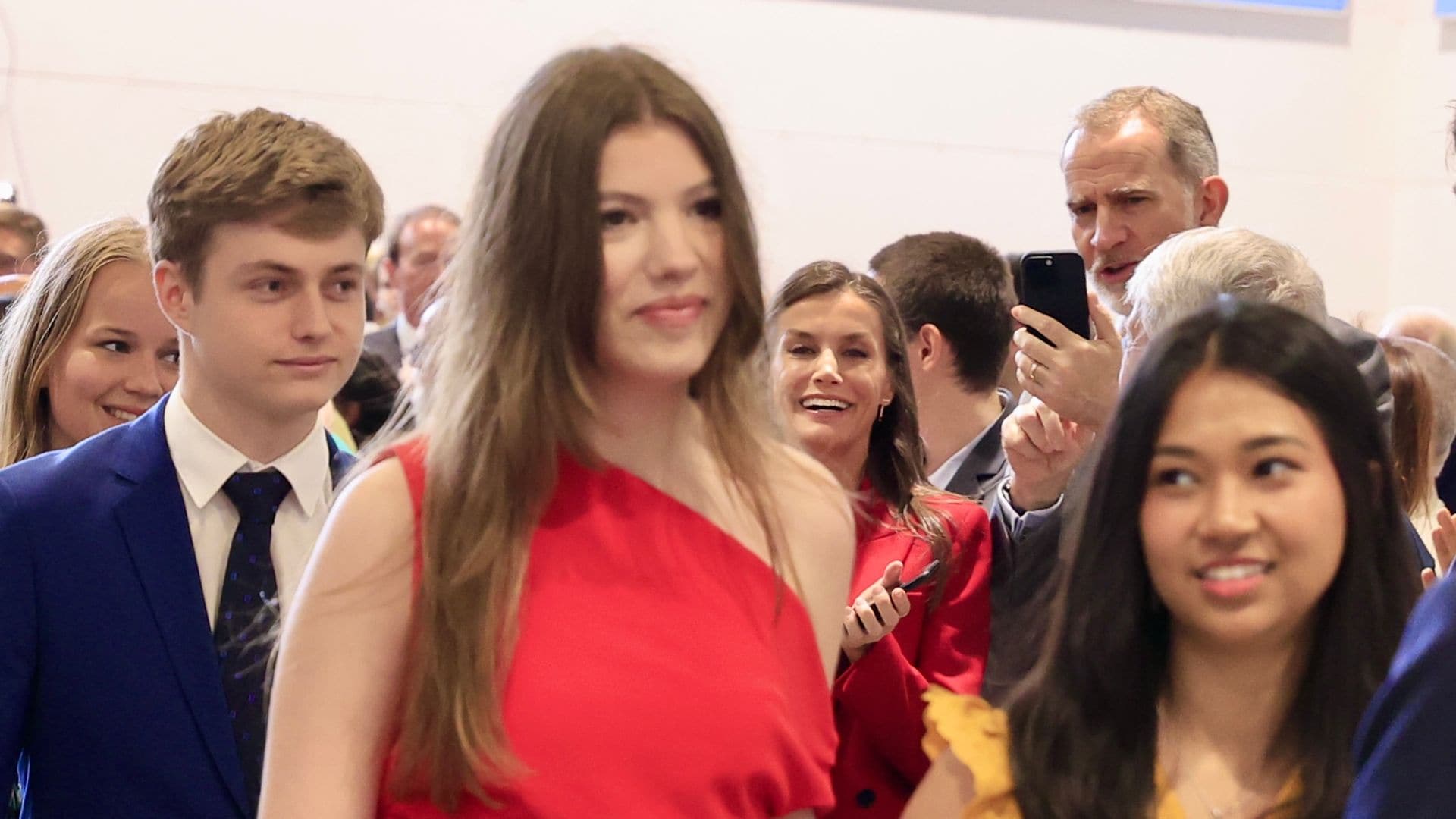 La mirada de orgullo de unos padres: los reyes Felipe y Letizia emocionados en la graduación de la infanta Sofía