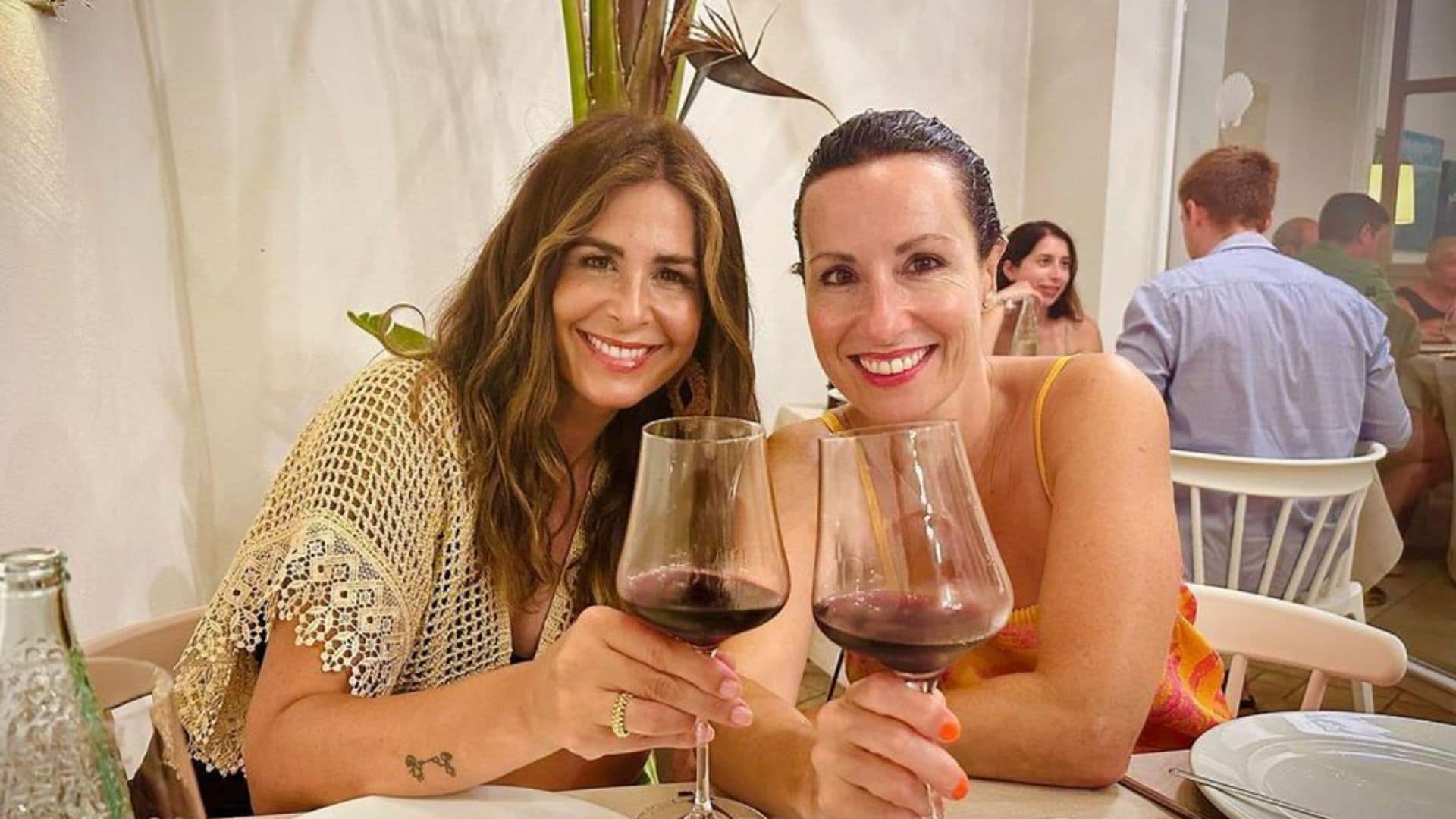 Nuria Roca celebra emocionada el cumpleaños de su hermana Ruth y... ¡son clavadas!
