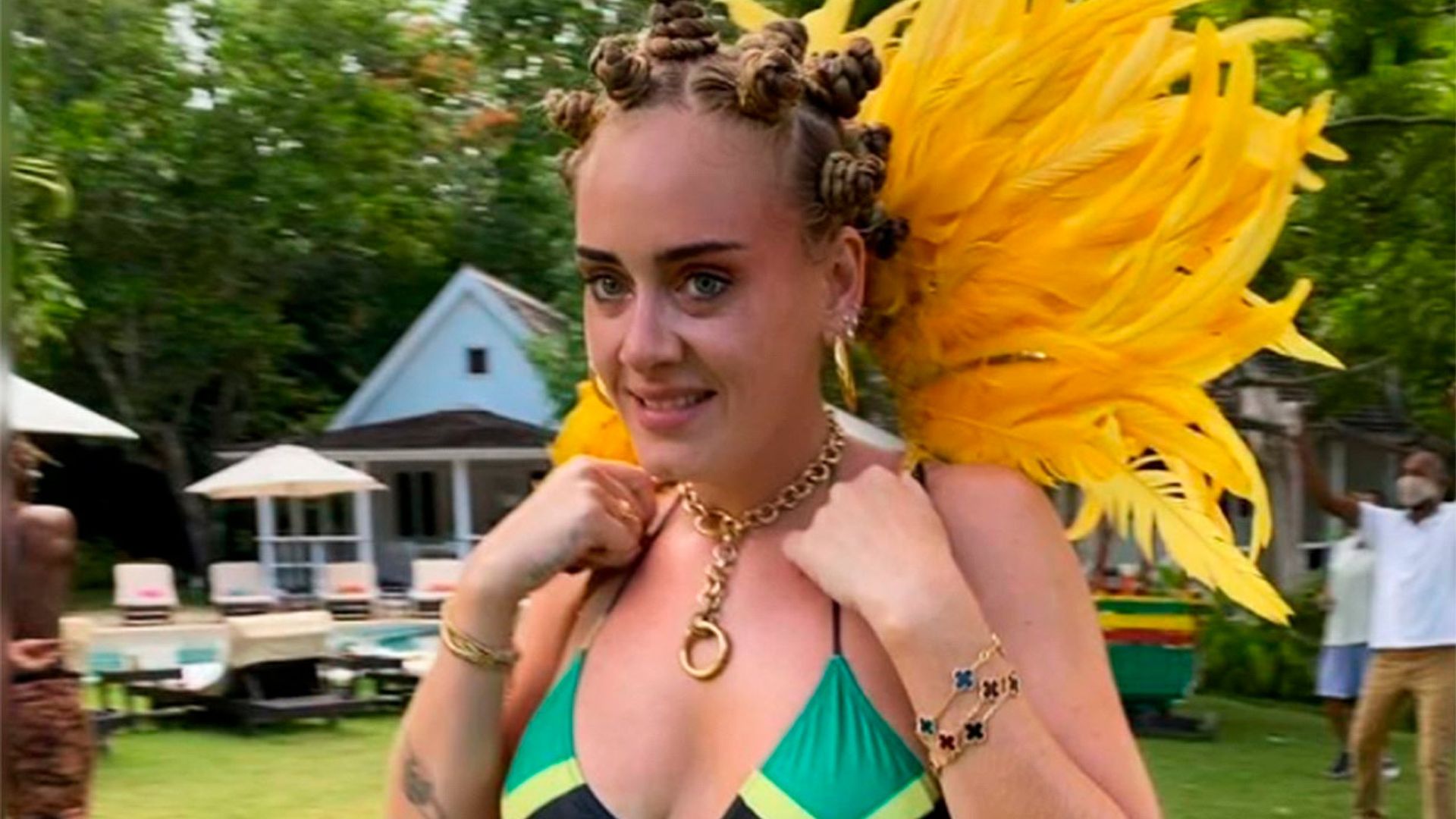 Adele, ¿eres tú? La sorprendente imagen de la cantante al estilo jamaicano y presumiendo de figura