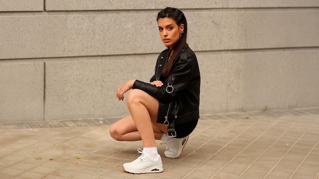 Dulceida con zapatillas blancas de Skechers y cazadora negra de cuero