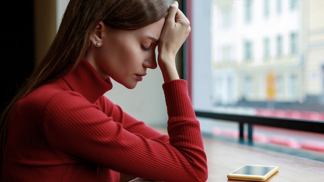 Mujer con dolor de cabeza