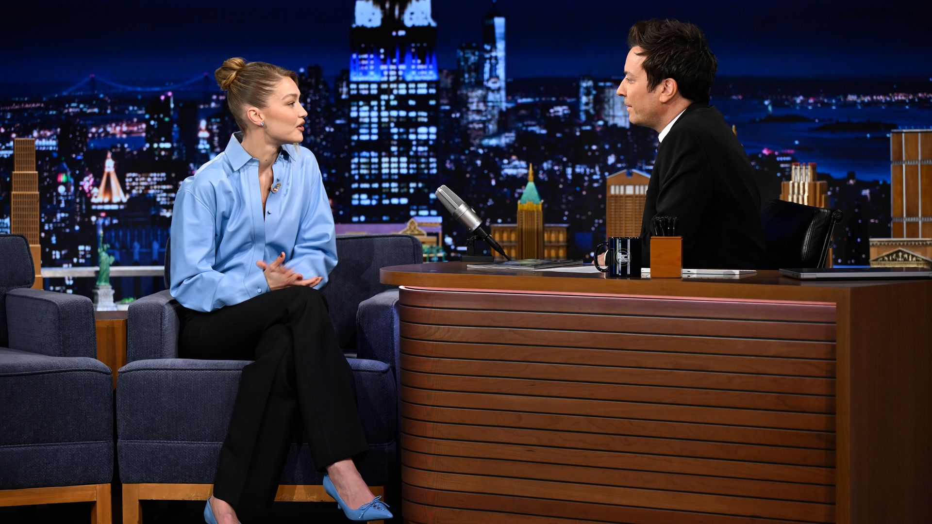 Gigi Hadid durante su entrevista con Jimmy Fallon