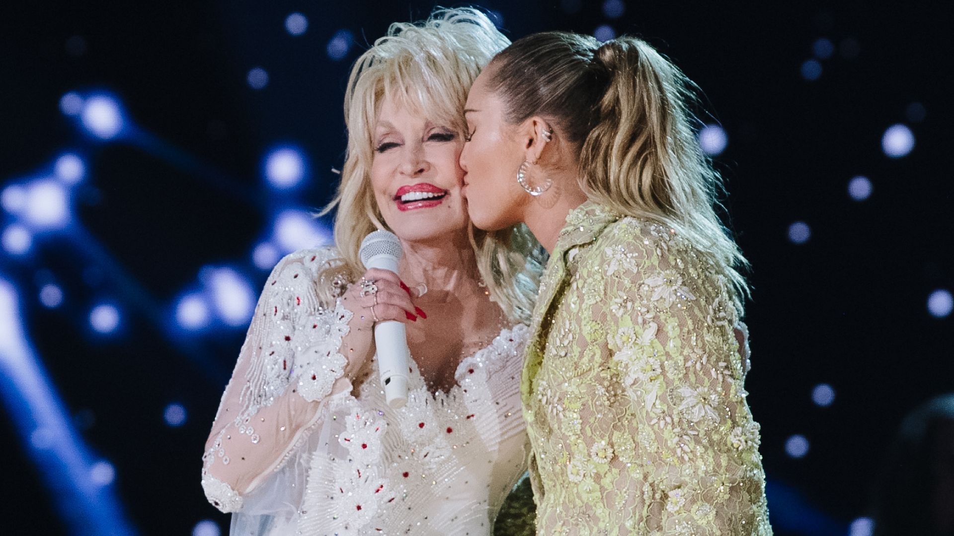 Dolly Parton y Miley Cyrus en los GRAMMY de 2019.